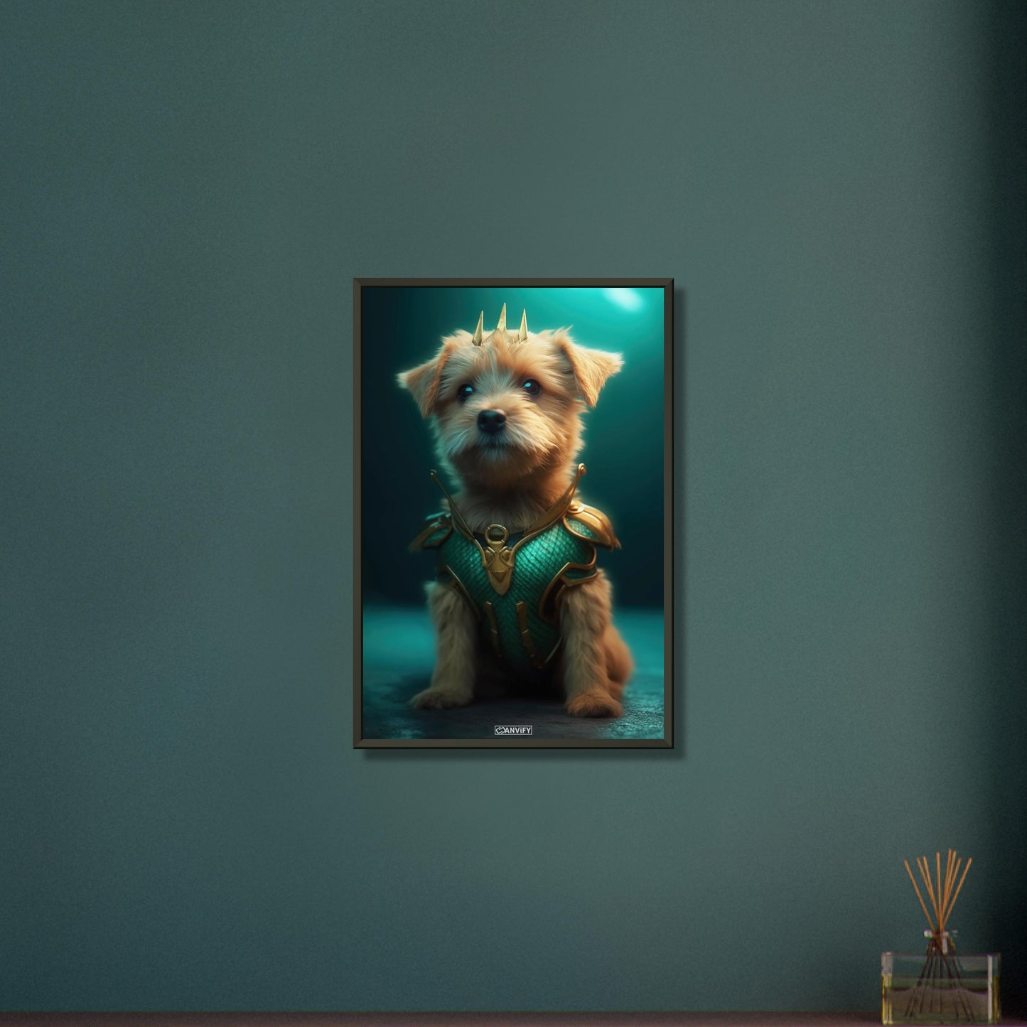 Yorkshire Terrier im Superhelden Kostüm von Aquaman auf einem Poster im Metallrahmen