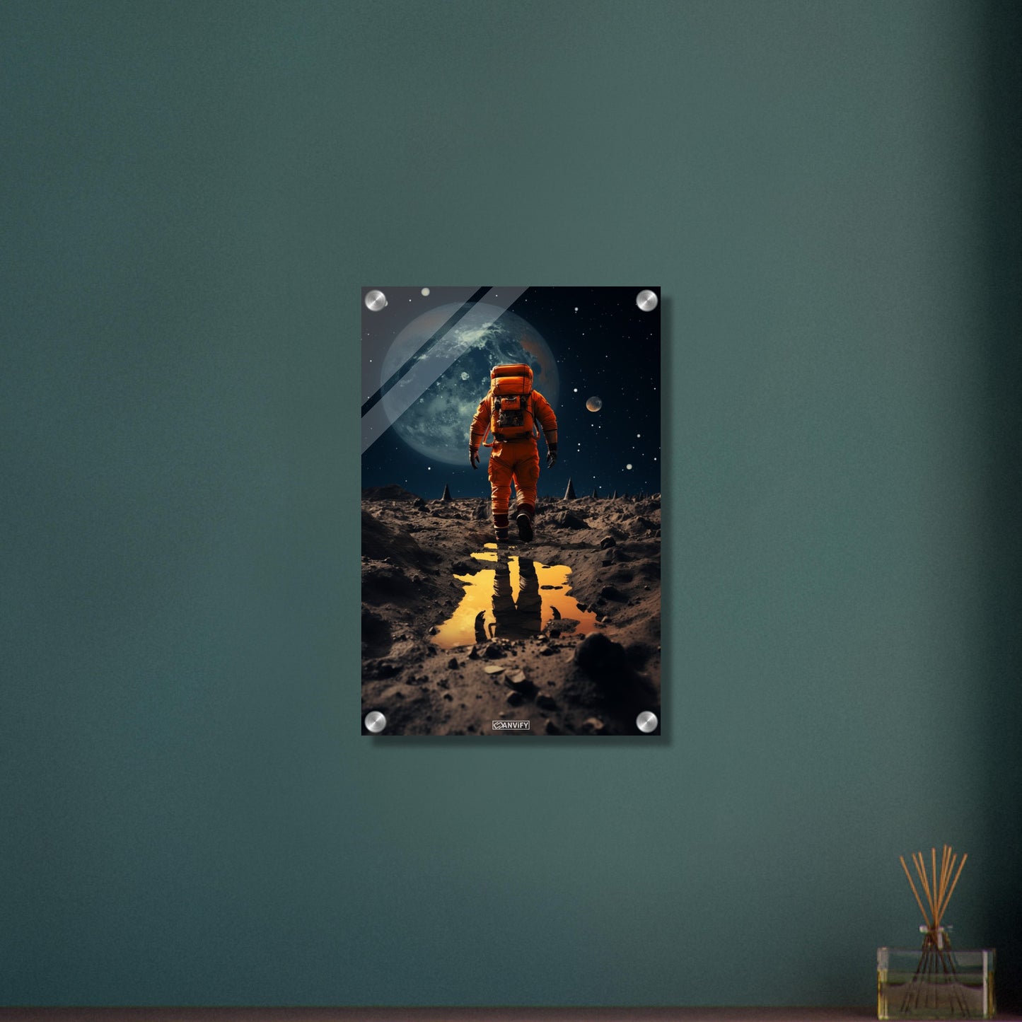 Neil Armstrong erkundet einen fremden Mond als erster Mensch auf einem Acrylbild