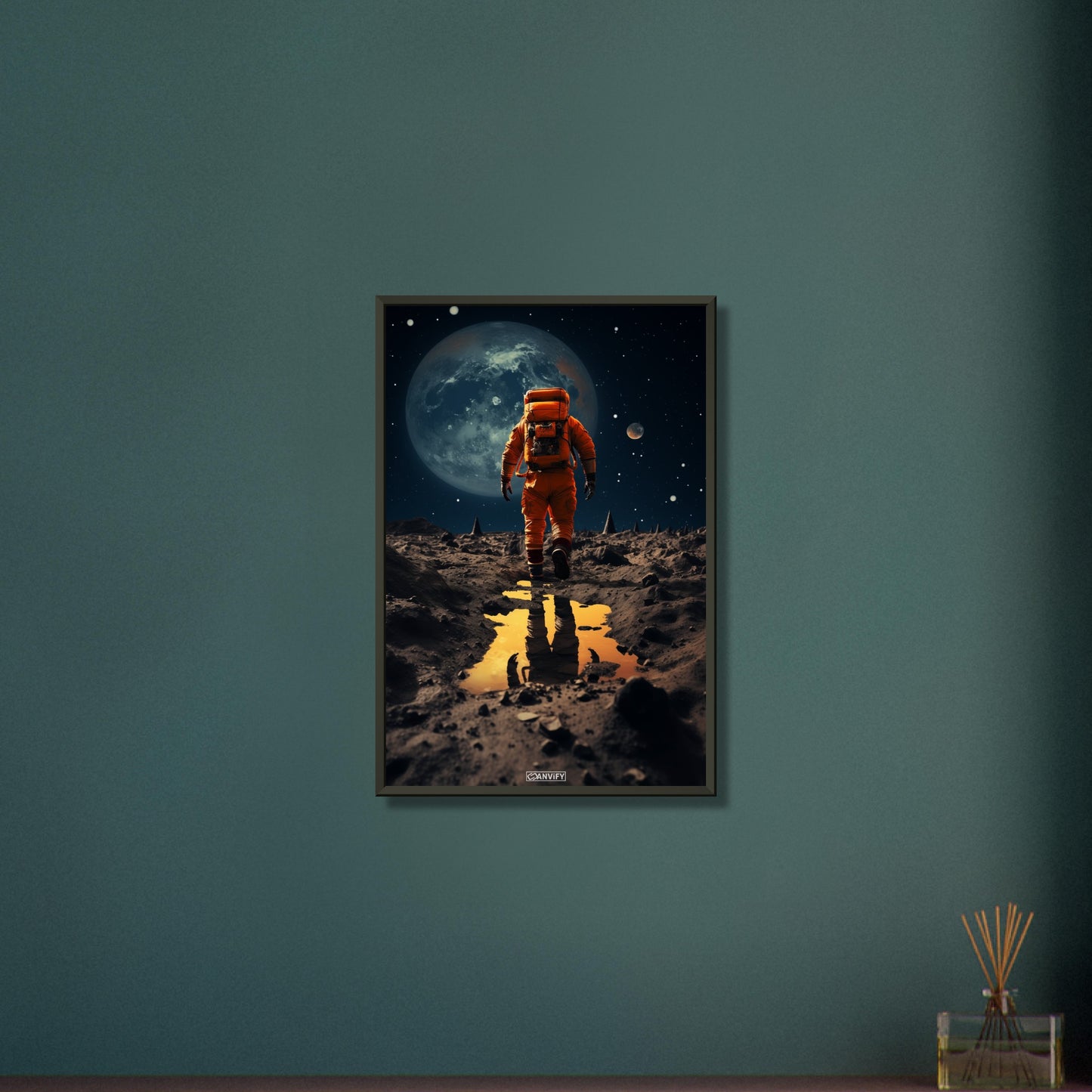 Neil Armstrong erkundet einen fremden Mond als erster Mensch auf einem Poster im Metallrahmen