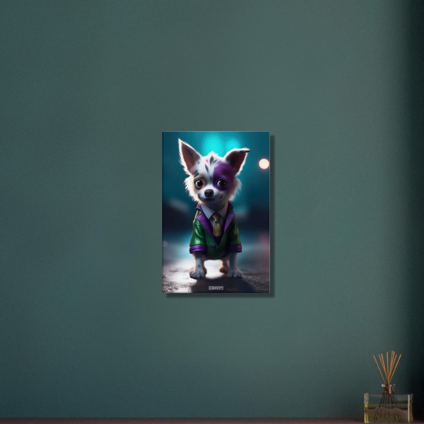 Chihuahua im Superhelden Kostüm von Joker auf einer Leinwand