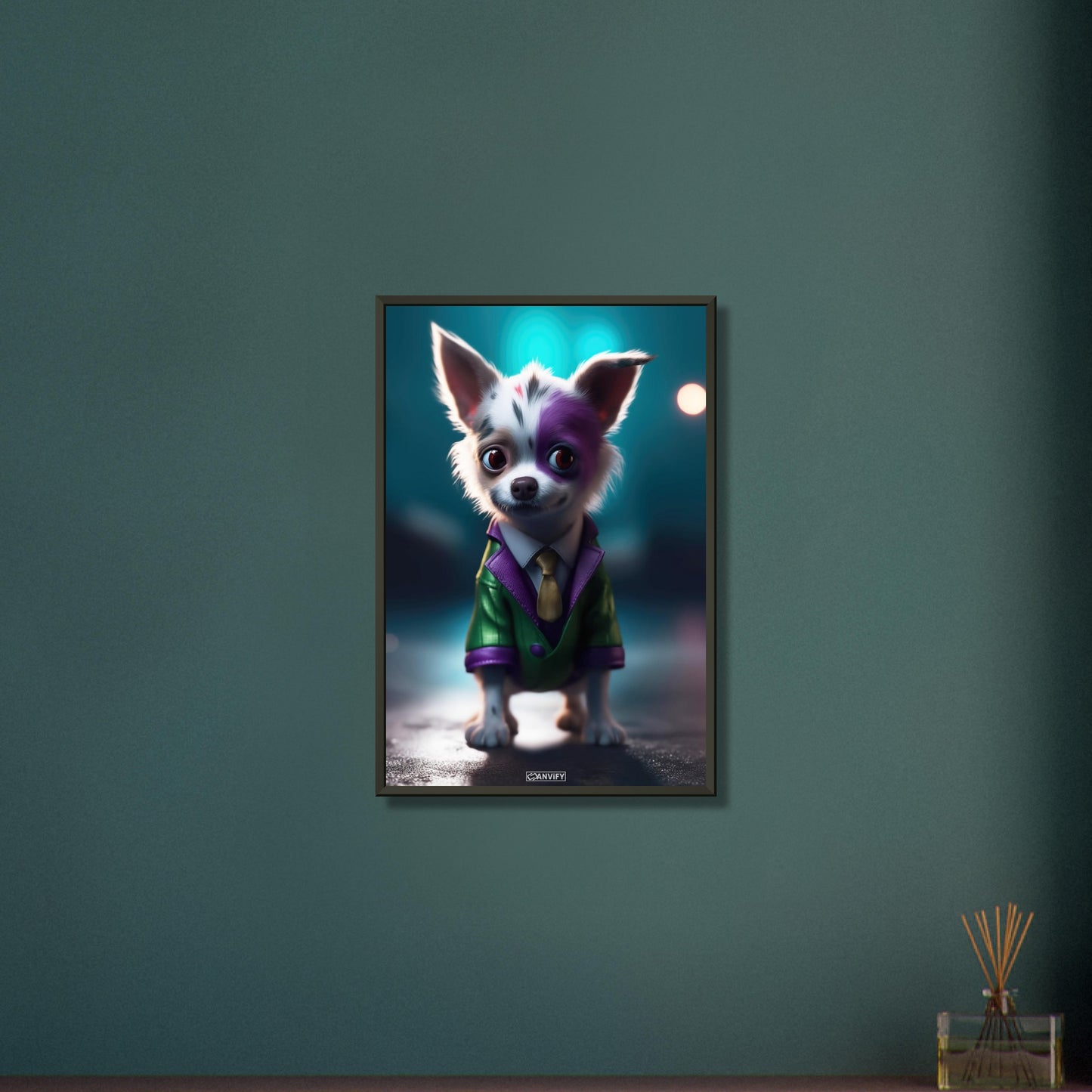 Chihuahua im Superhelden Kostüm von Joker auf einem Poster im Metallrahmen
