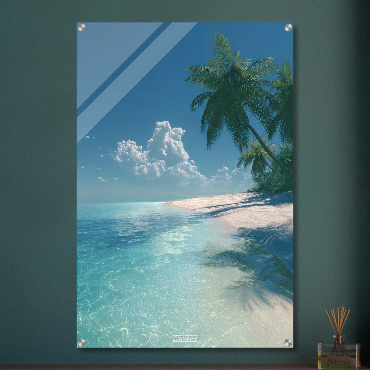 Weißer Strand mit hellblauem Wasser und Palmen auf einem Acrylbild