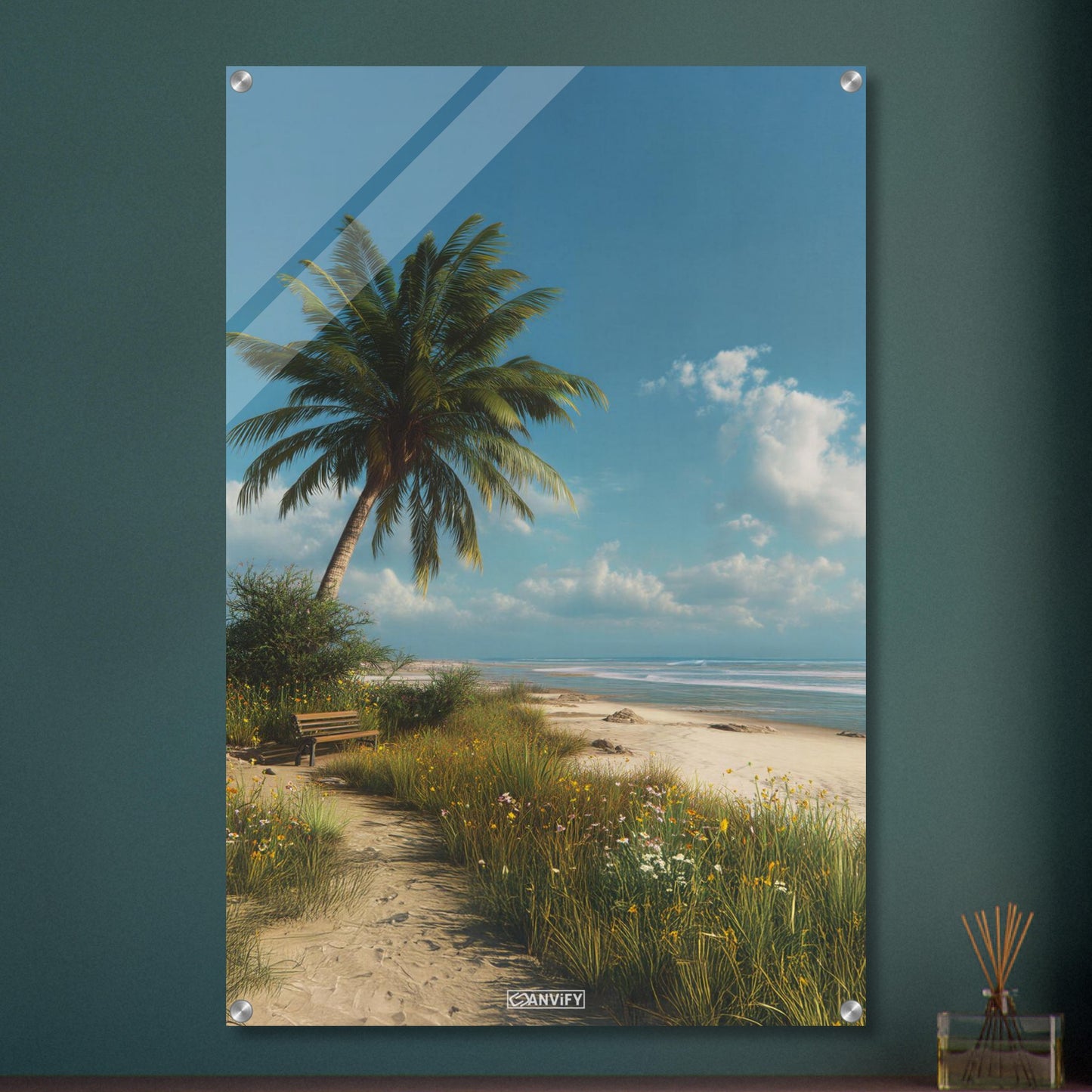 Ruhiger Strand mit Sitzbank und einer Palme auf einem Acrylbild