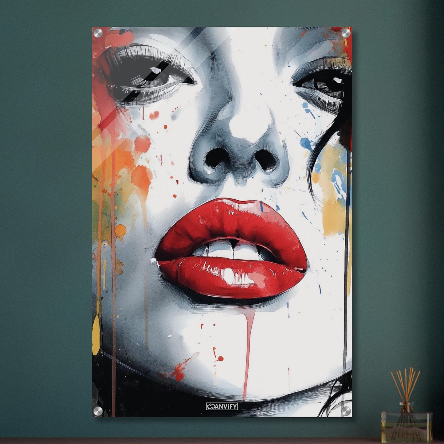 Hailey Bieber mit roten Lippen im Modern Art Stil auf einem Acrylbild