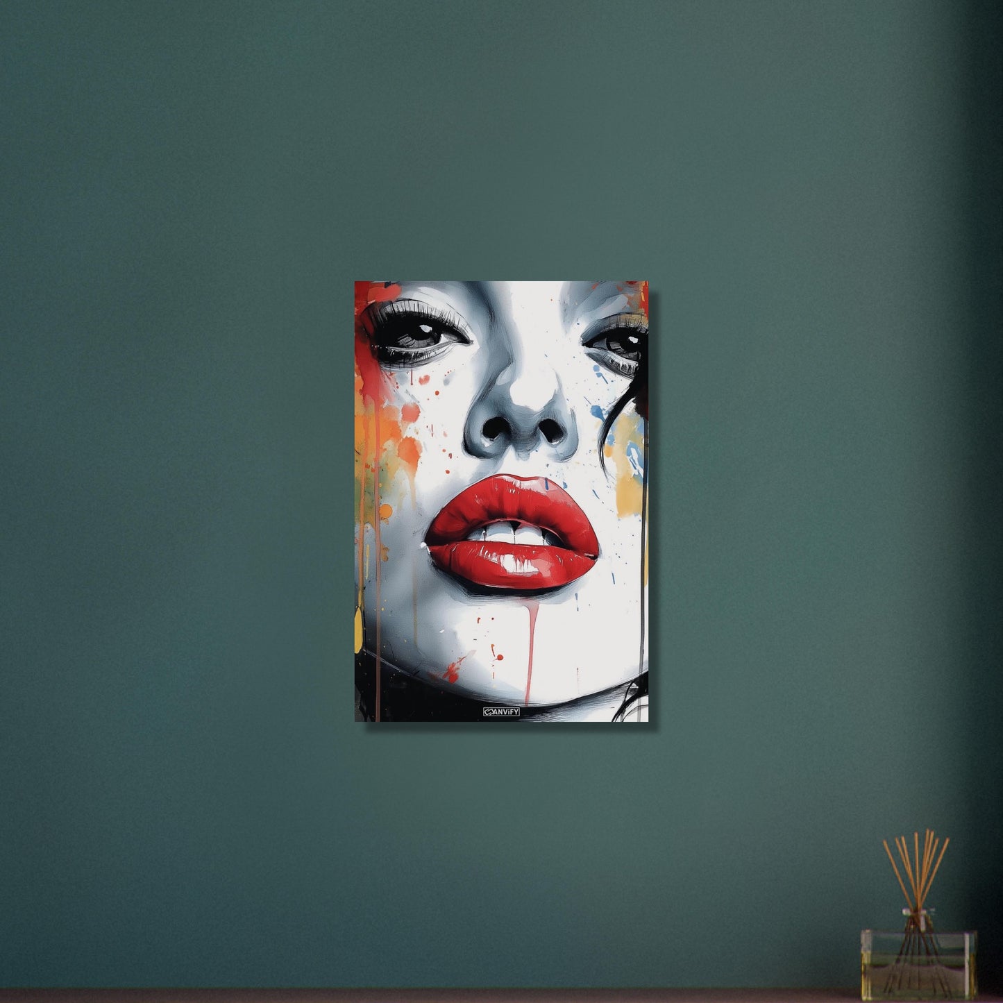 Hailey Bieber mit roten Lippen im Modern Art Stil auf Aluminium