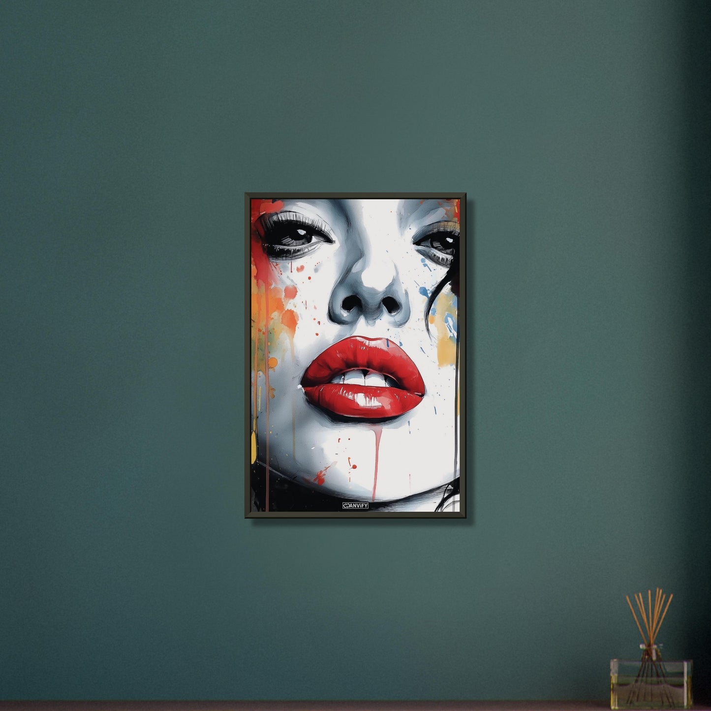 Hailey Bieber mit roten Lippen im Modern Art Stil auf einem Poster im Metallrahmen