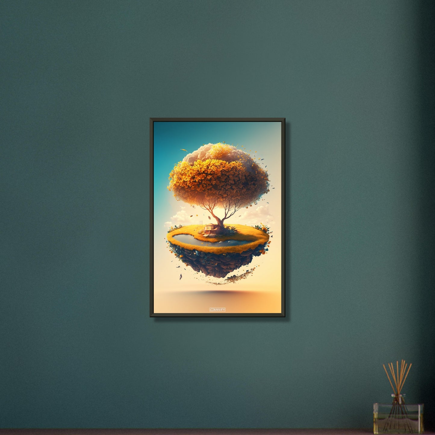 Goldener Ginkgobaum mit einem Baumhaus und einem Teich auf einem Poster im Metallrahmen