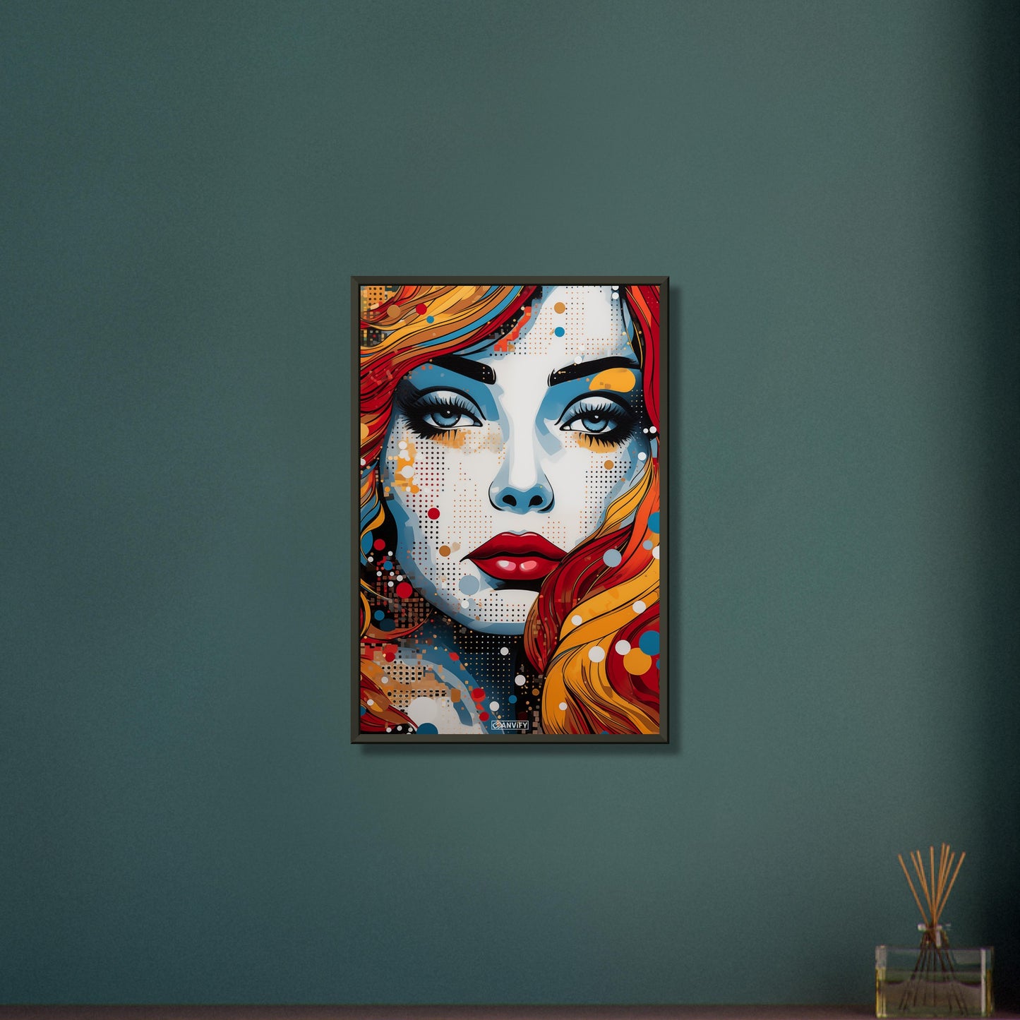 Blaue Augen und rote Lippen einer Frau im Pop Art Stil auf einem Poster im Metallrahmen