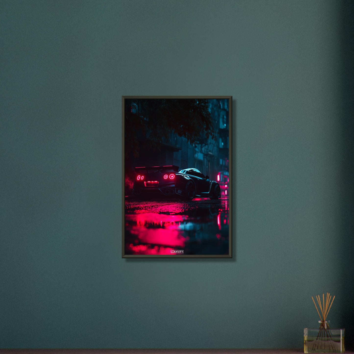 Nissan GT-R oder auch Godzilla genannt in Schwarz bei Nacht und Regen auf einem Poster im Metallrahmen