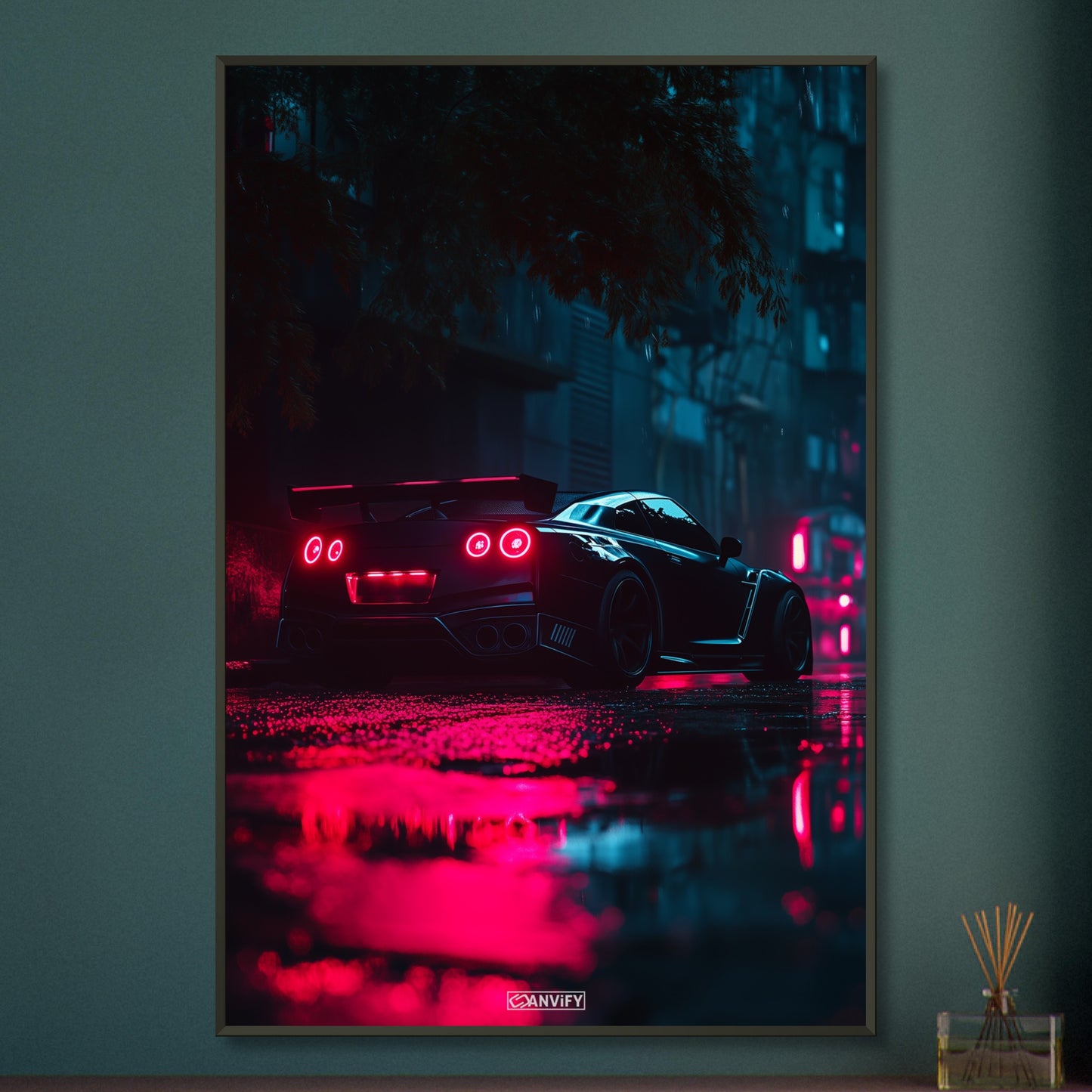 Nissan GT-R oder auch Godzilla genannt in Schwarz bei Nacht und Regen auf einem Poster im Metallrahmen