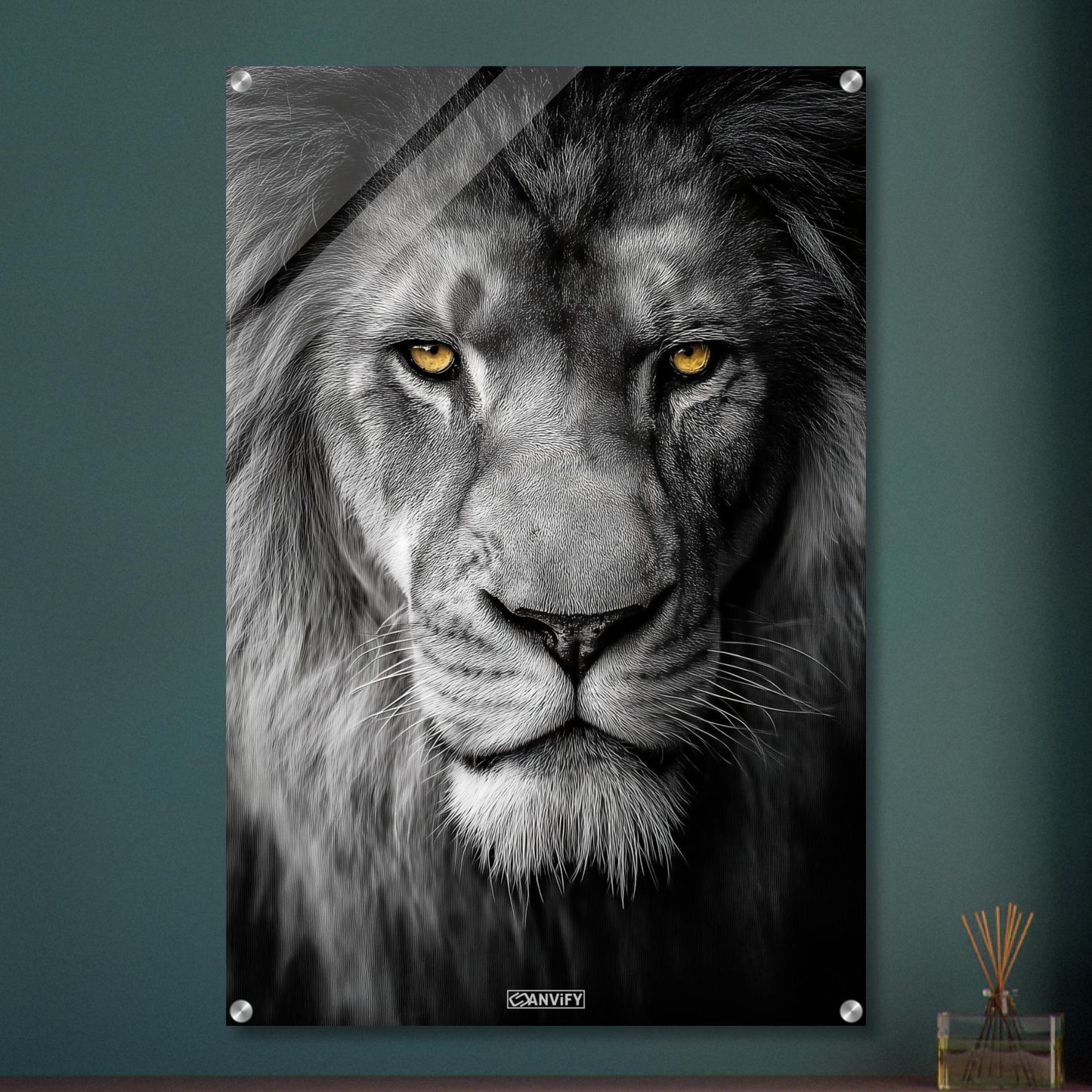 Löwe in Schwarz und Weiß mit gelben Augen auf einem Acrylbild