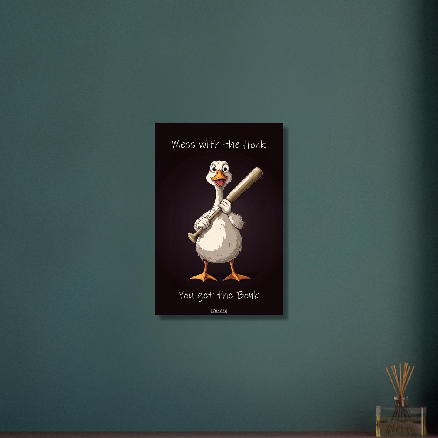 Gans aus dem Videospiel Untitled Goose Game mit einem Baseballschläger auf Aluminium