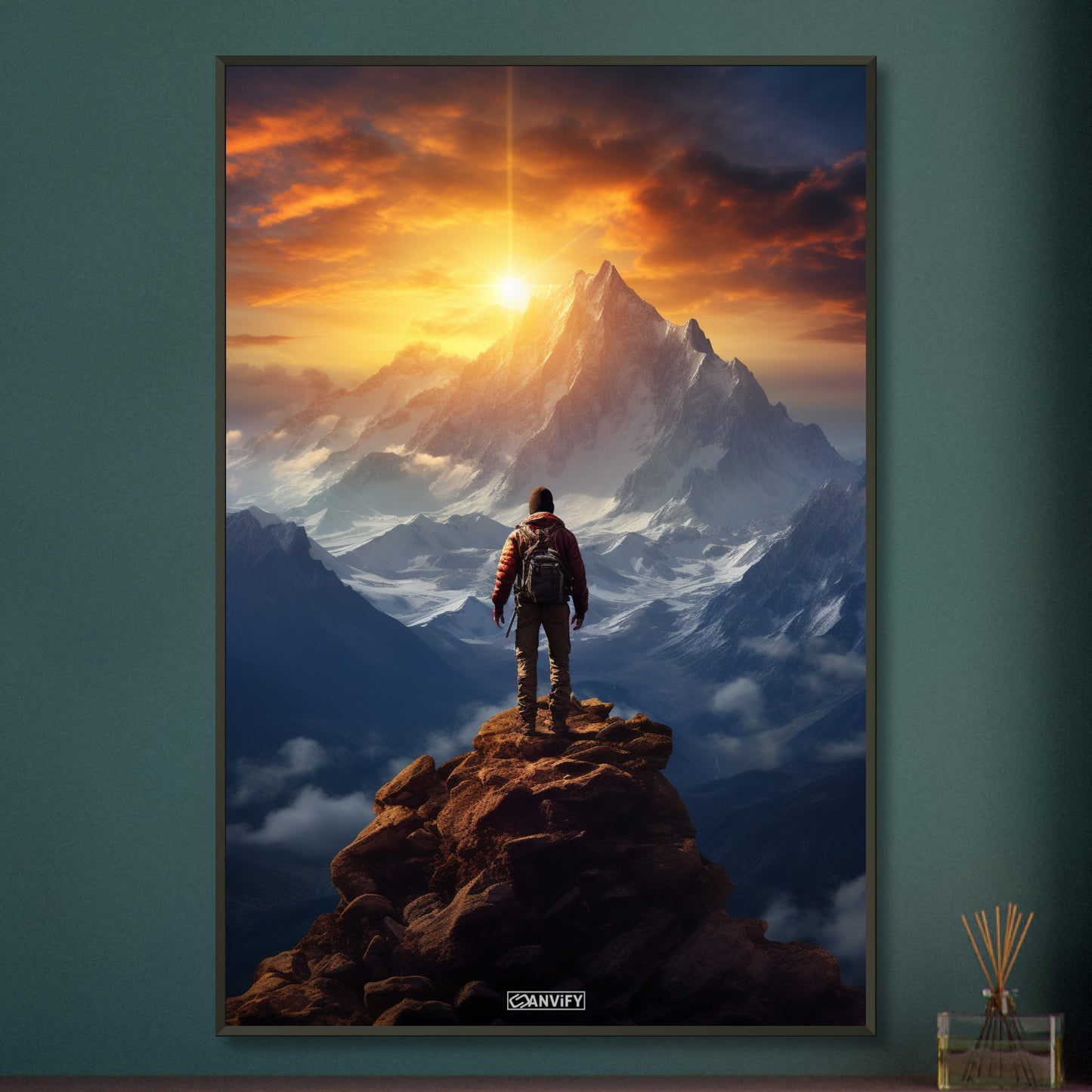 Reinhold Messner auf dem Gipfel vom Himalaya malerisch dargestellt auf einem Poster im Metallrahmen