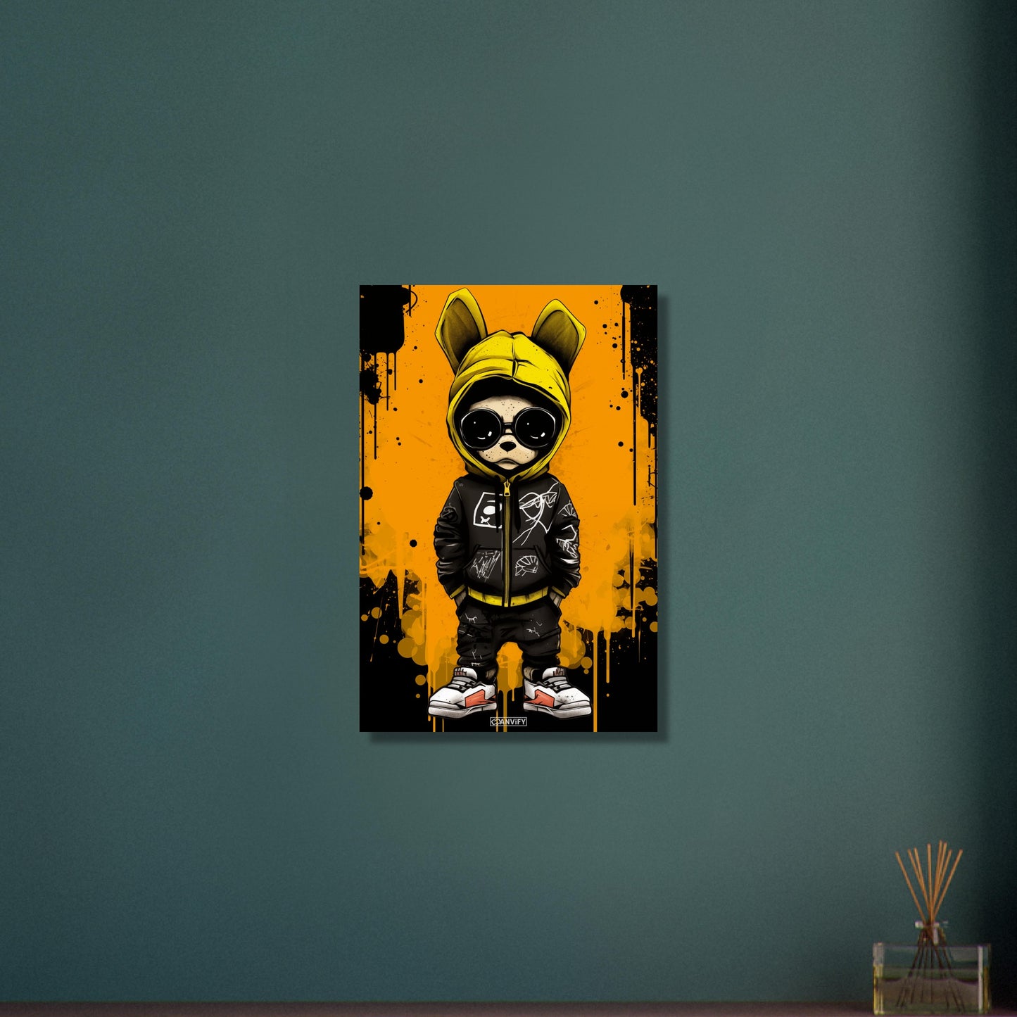 Baby Dogge als Gangster mit Bomberjacke und Hose auf Aluminium