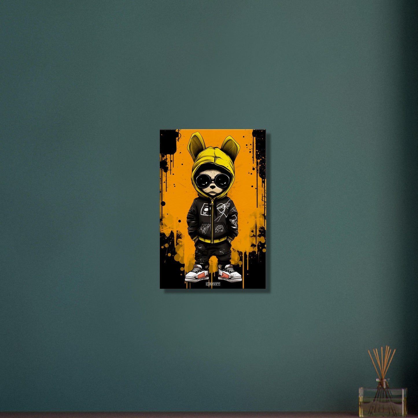 Baby Dogge als Gangster mit Bomberjacke und Hose auf einer Leinwand