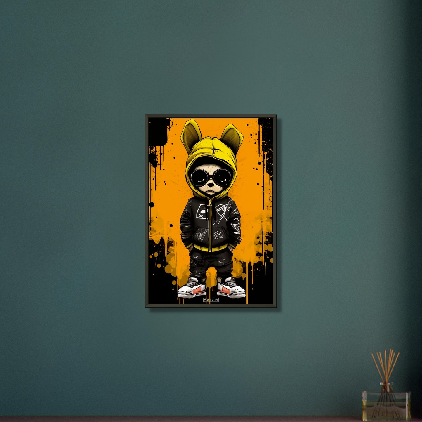 Baby Dogge als Gangster mit Bomberjacke und Hose auf einem Poster im Metallrahmen