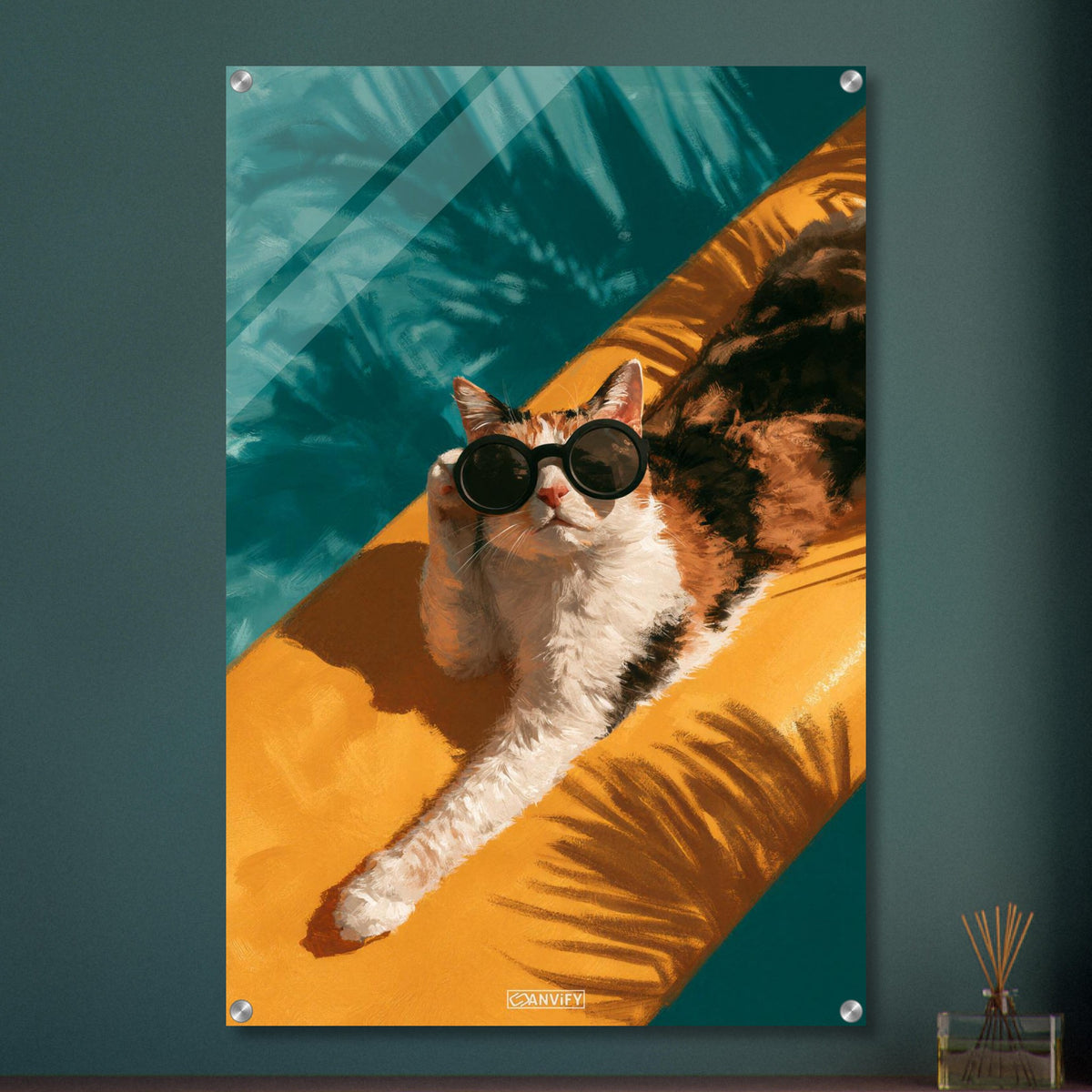 Katze mit einer Sonnenbrille faulenzt auf einem Surfbrett unter einer Palme auf einem Acrylbild