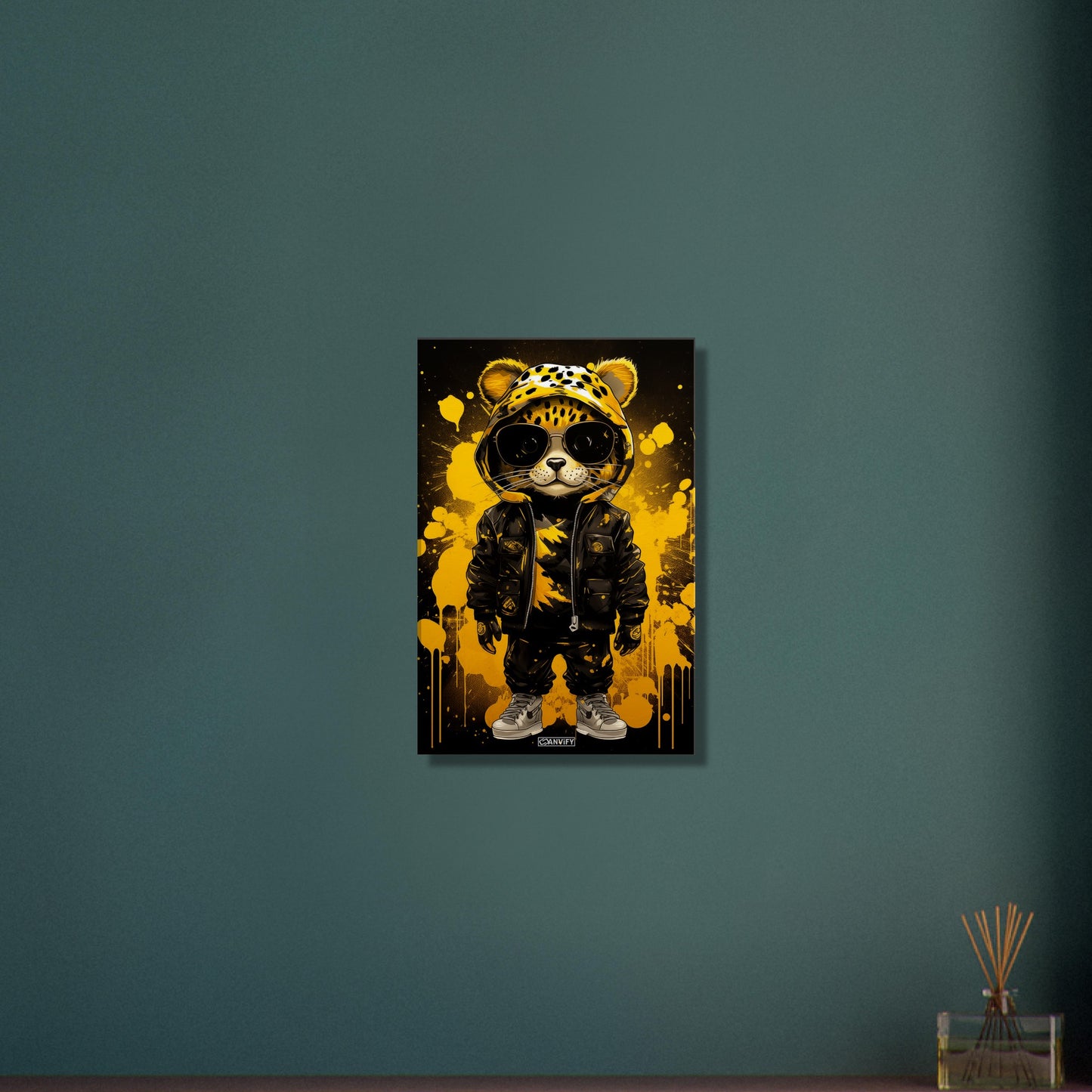 Baby Gepard als Rockstar mit Lederjacke und Hose auf einer Leinwand