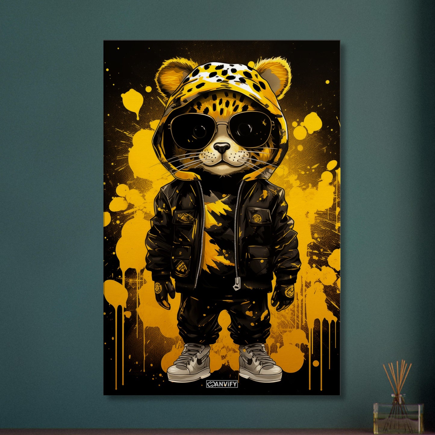 Baby Gepard als Rockstar mit Lederjacke und Hose auf einer Leinwand