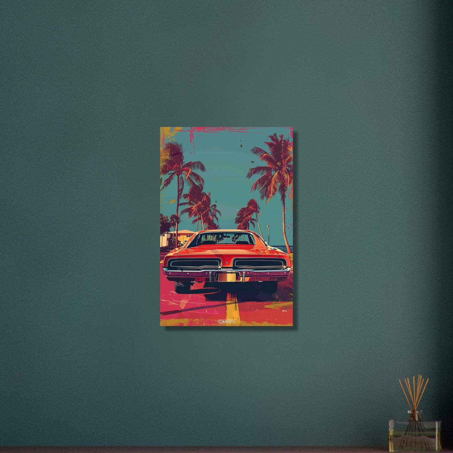Dodge Challenger aus dem Jahr 1970 in roter Farbe in Miami mit Palmen malerisch dargestellt auf Aluminium