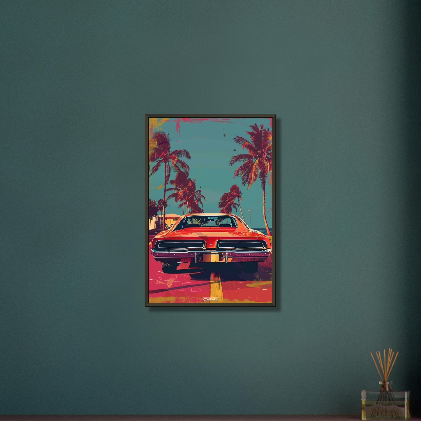 Dodge Challenger aus dem Jahr 1970 in roter Farbe in Miami mit Palmen malerisch dargestellt auf einem Poster im Metallrahmen
