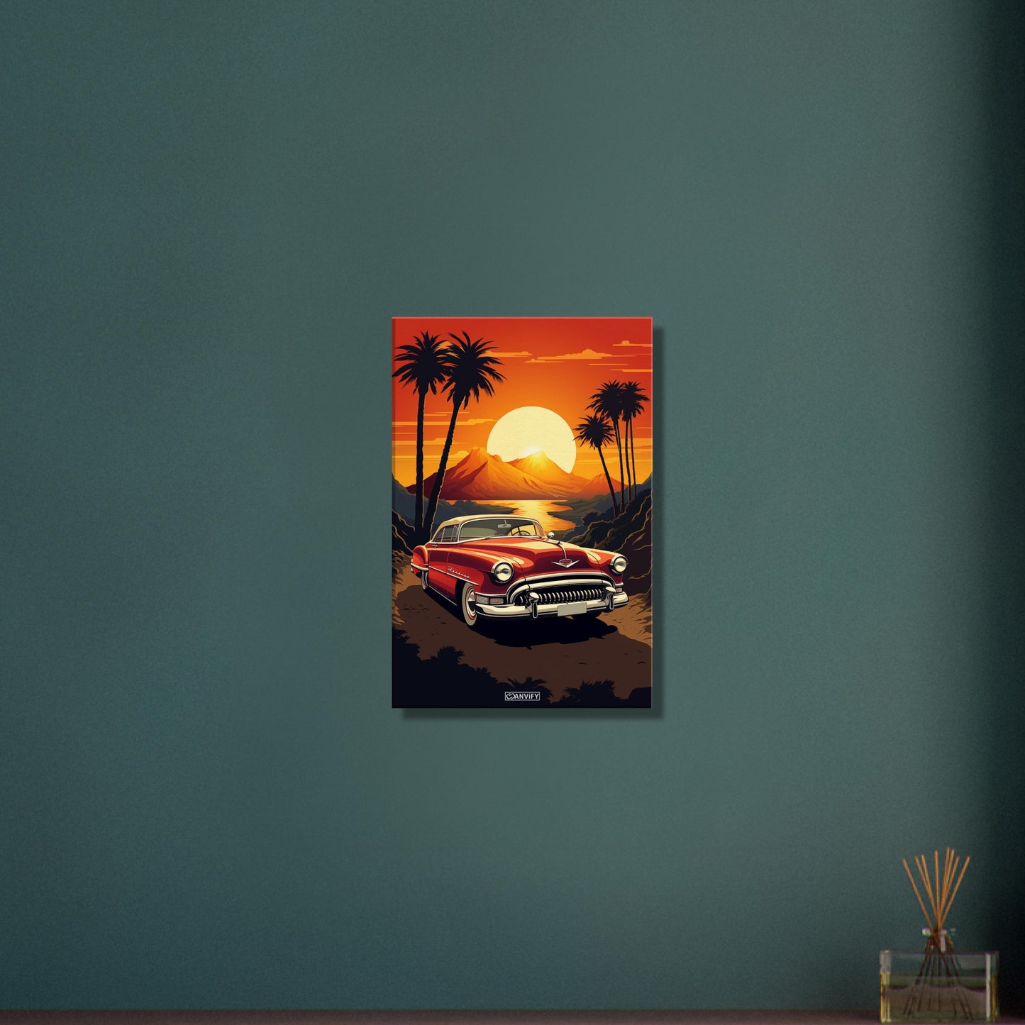 Cadillac Series 62 Convertible in roter Farbe bei einem Sonnenuntergang malerisch dargestellt auf einer Leinwand