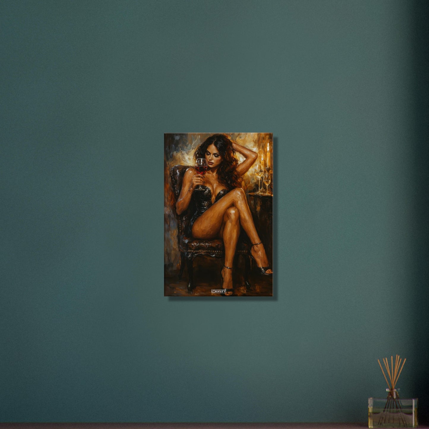 Schöne und elegante Frau mit einem Glas Rotwein in der Hand auf einer Leinwand