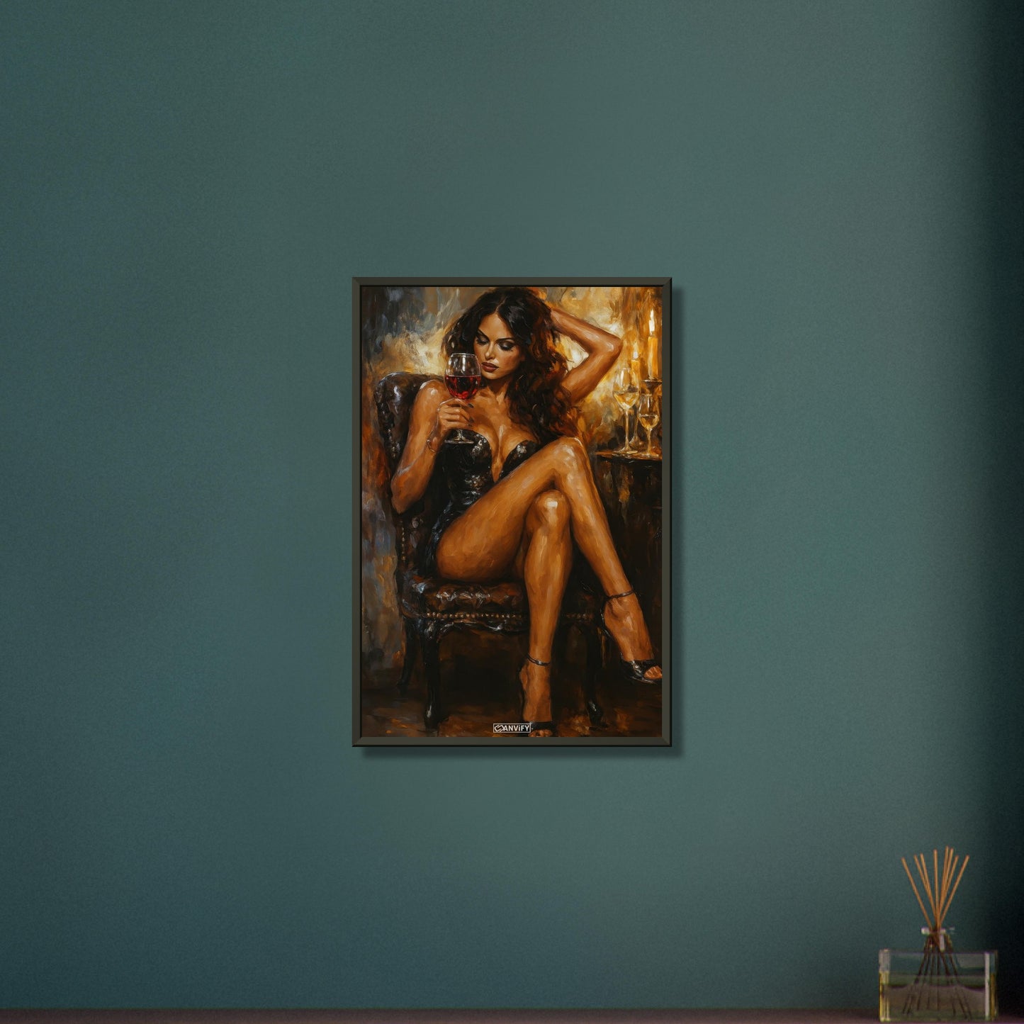 Schöne und elegante Frau mit einem Glas Rotwein in der Hand auf einem Poster im Metallrahmen