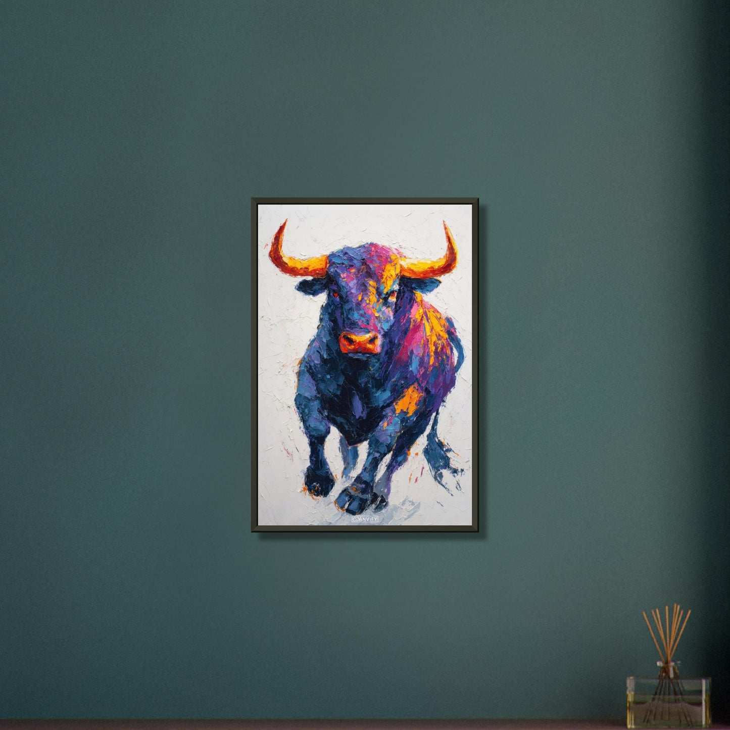 Stier mit bunten Acrylfarben gemalt auf einem Poster im Metallrahmen