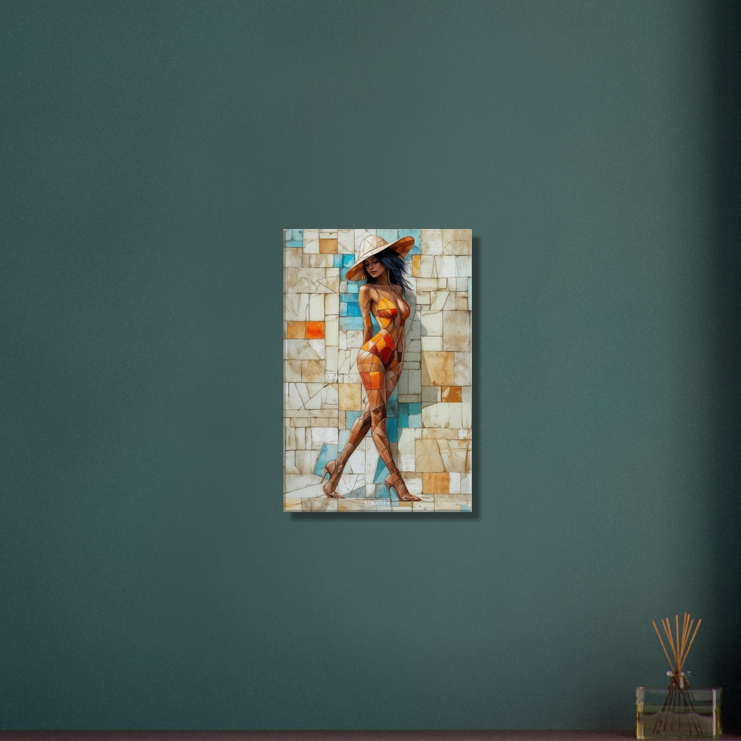 Schöne sexy dunkelhaarige Frau mit Hut und Badeanzug im kubistischen Stil auf einer Leinwand
