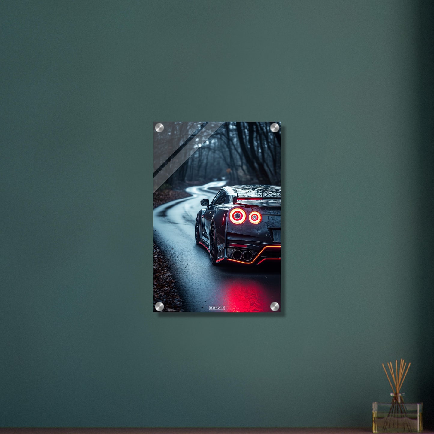 Nissan GT-R oder auch Godzilla genannt in grauer Farbe im Wald auf einem Acrylbild