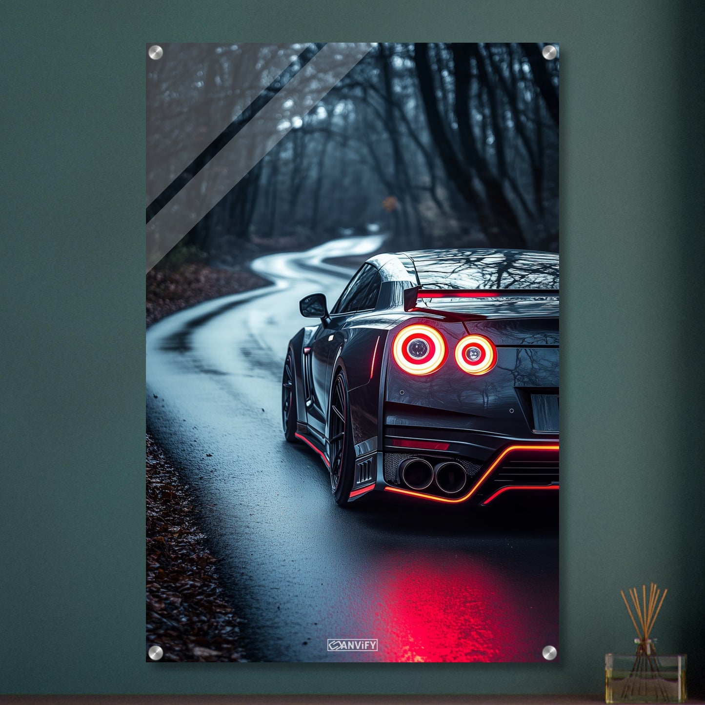 Nissan GT-R oder auch Godzilla genannt in grauer Farbe im Wald auf einem Acrylbild