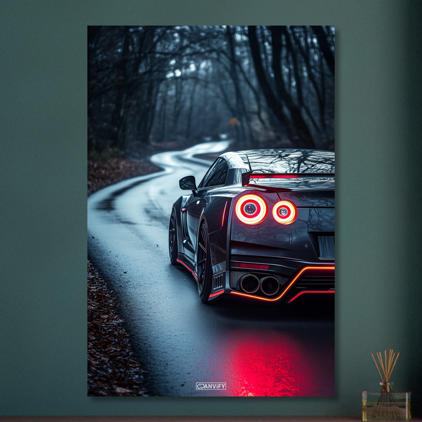 Nissan GT-R oder auch Godzilla genannt in grauer Farbe im Wald auf Aluminium