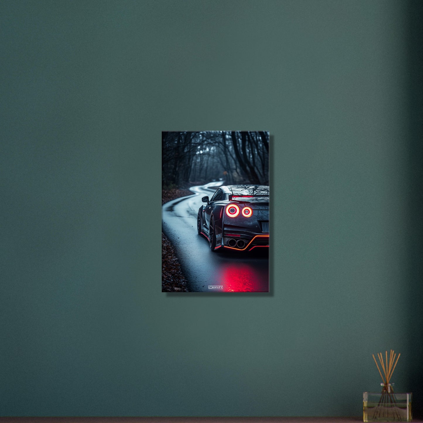 Nissan GT-R oder auch Godzilla genannt in grauer Farbe im Wald auf einer Leinwand