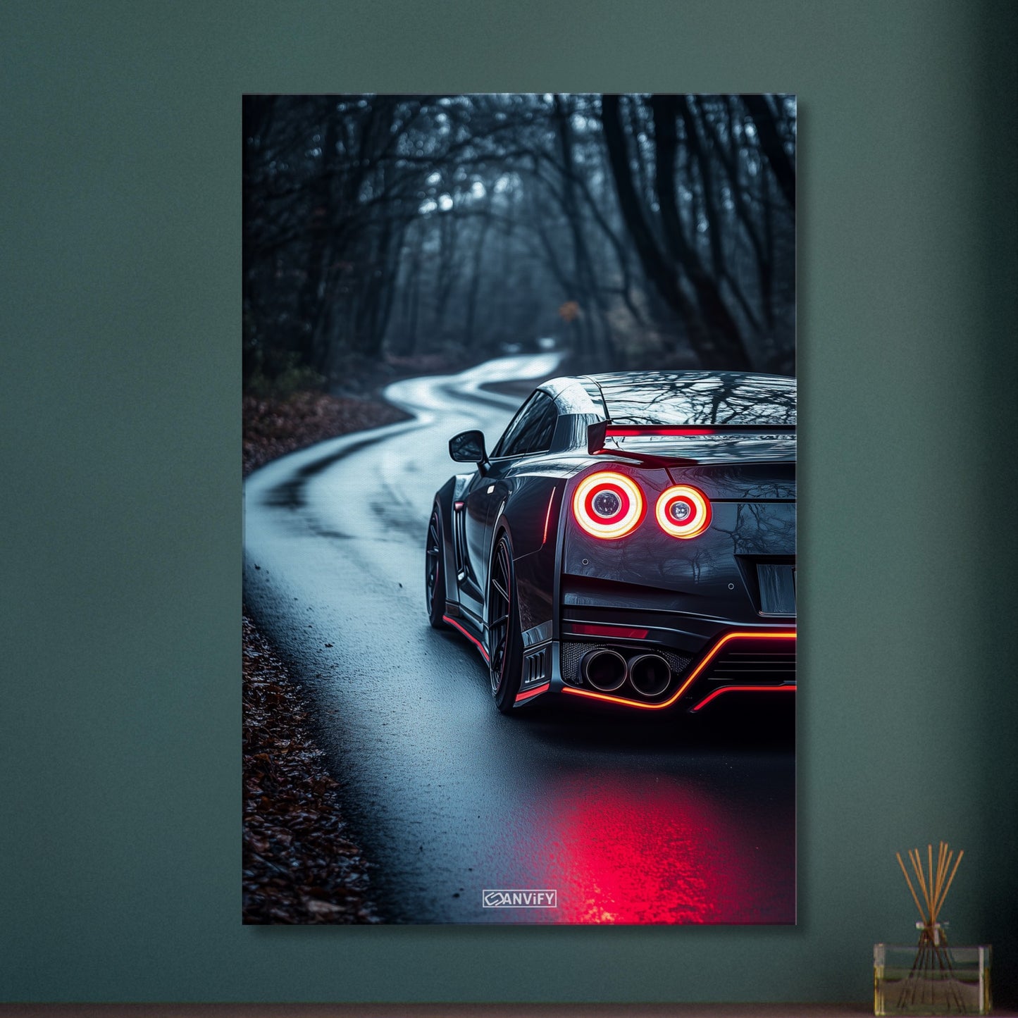 Nissan GT-R oder auch Godzilla genannt in grauer Farbe im Wald auf einer Leinwand