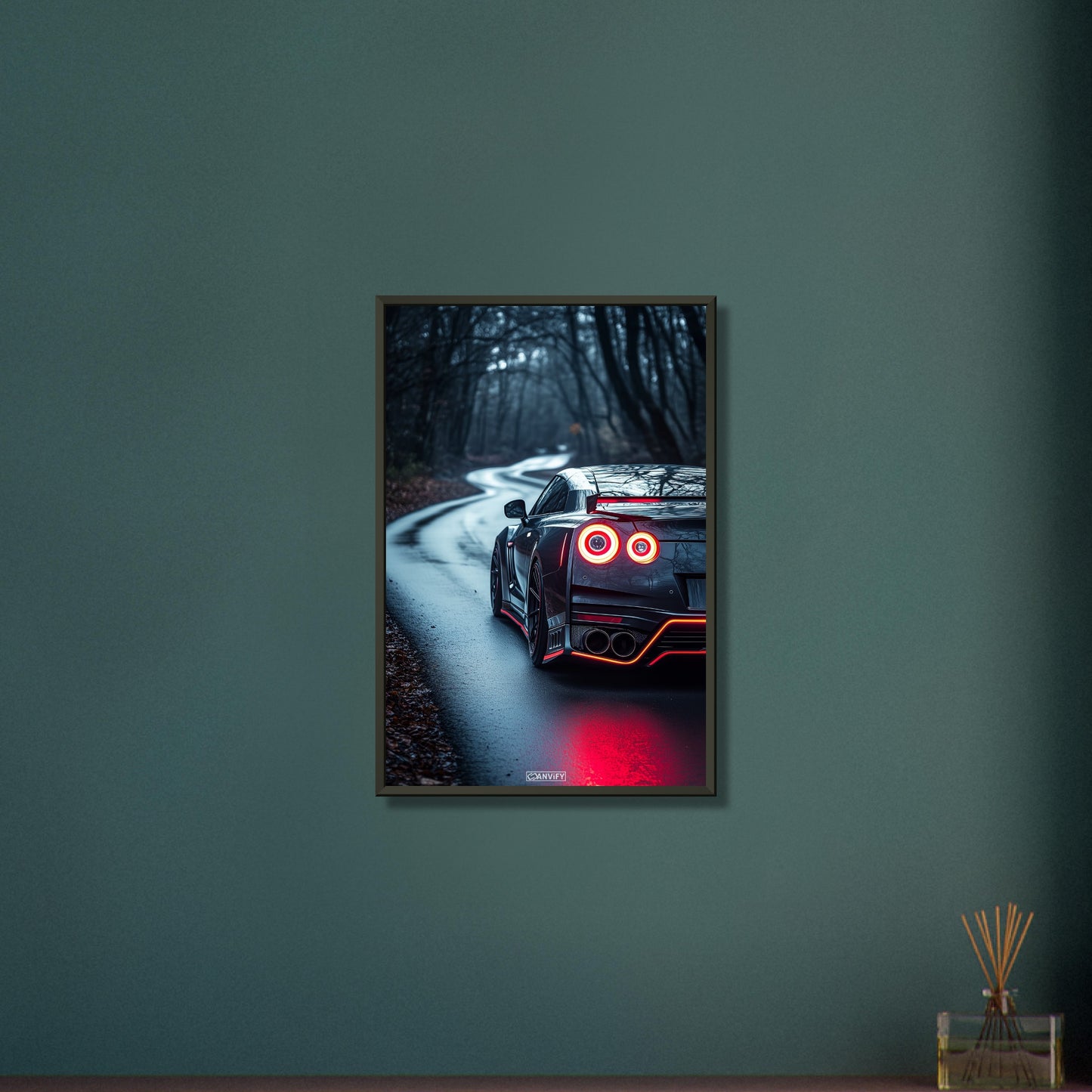 Nissan GT-R oder auch Godzilla genannt in grauer Farbe im Wald auf einem Poster im Metallrahmen