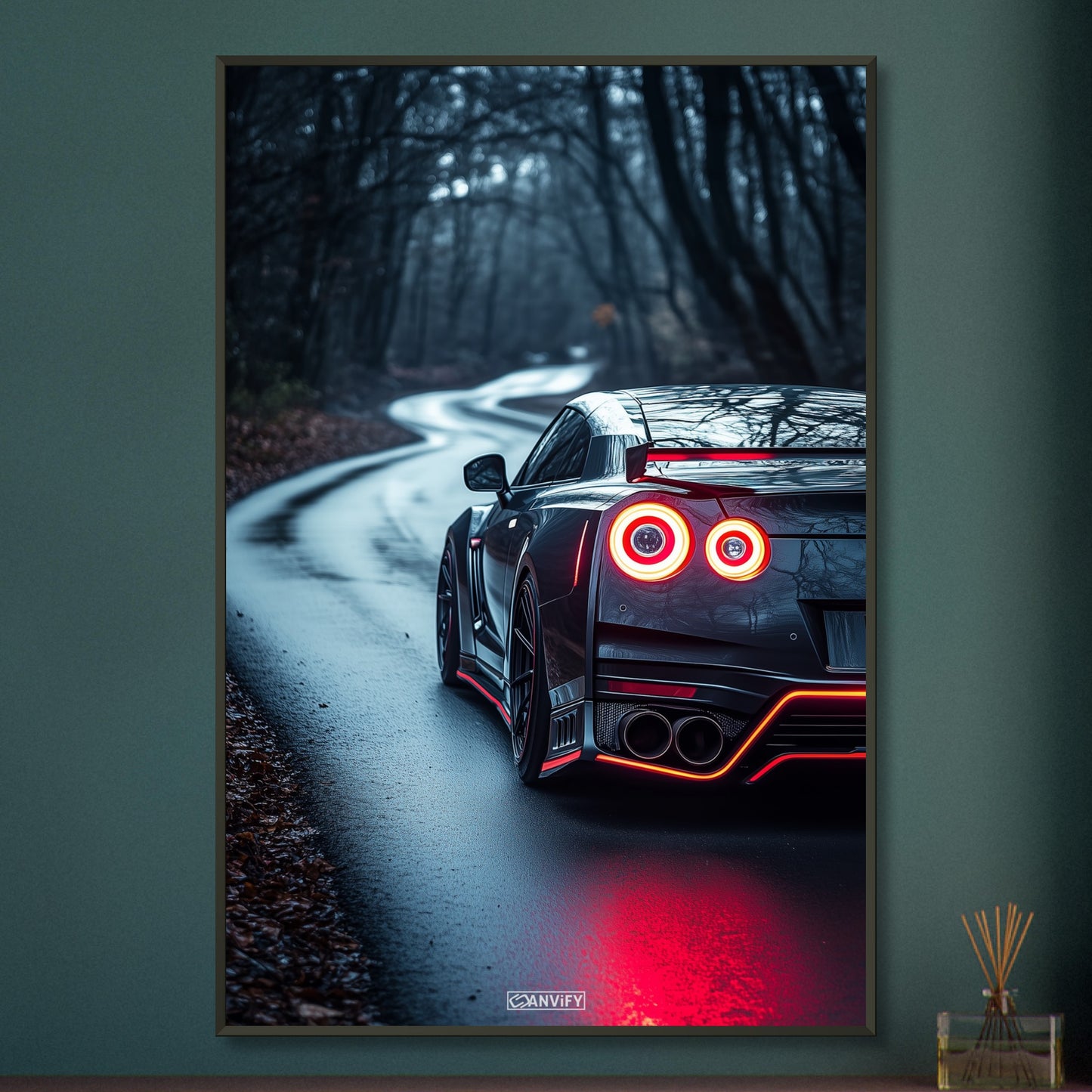 Nissan GT-R oder auch Godzilla genannt in grauer Farbe im Wald auf einem Poster im Metallrahmen