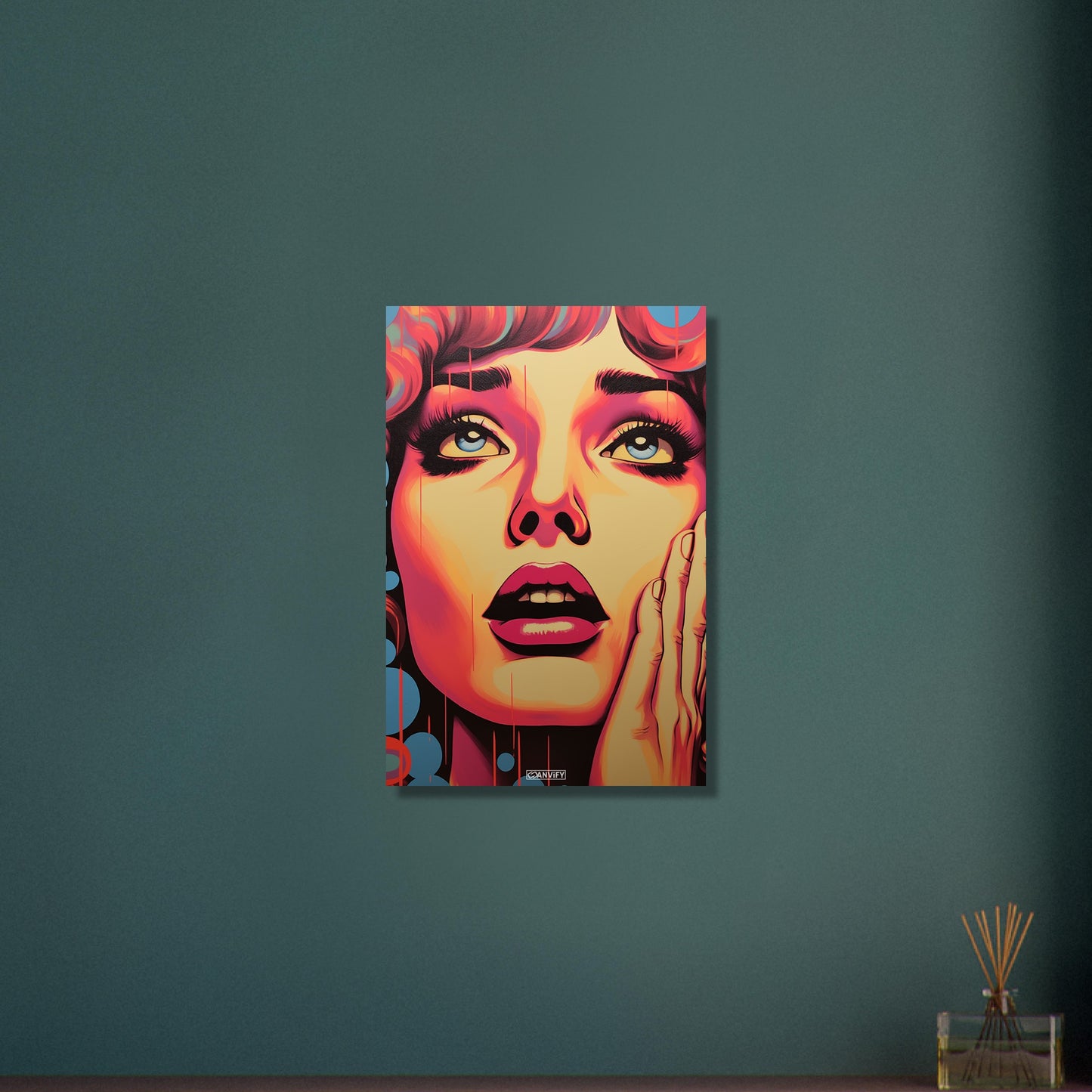 Marilyn Monroe sieht verträumt nach oben im Pop Art Stil auf Aluminium