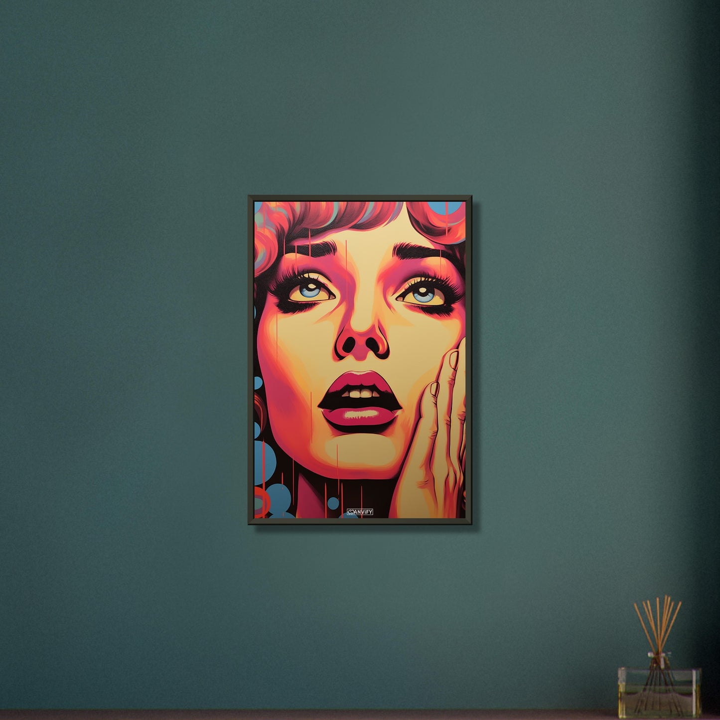 Marilyn Monroe sieht verträumt nach oben im Pop Art Stil auf einem Poster im Metallrahmen