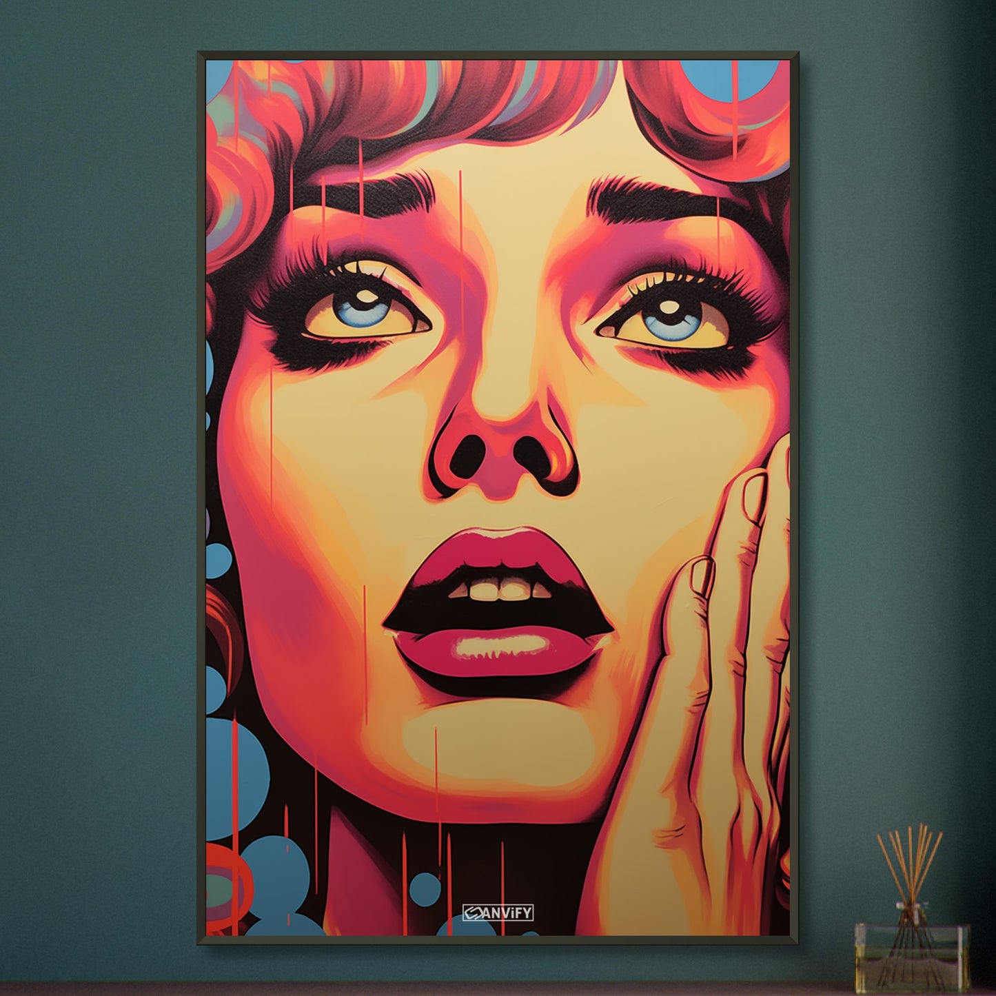 Marilyn Monroe sieht verträumt nach oben im Pop Art Stil auf einem Poster im Metallrahmen