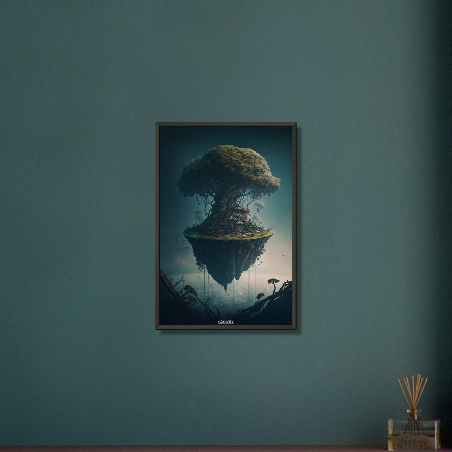 Gigantischer Dschungelbaum mit einem Baumhaus schwebend über einer Stadt auf einem Poster im Metallrahmen