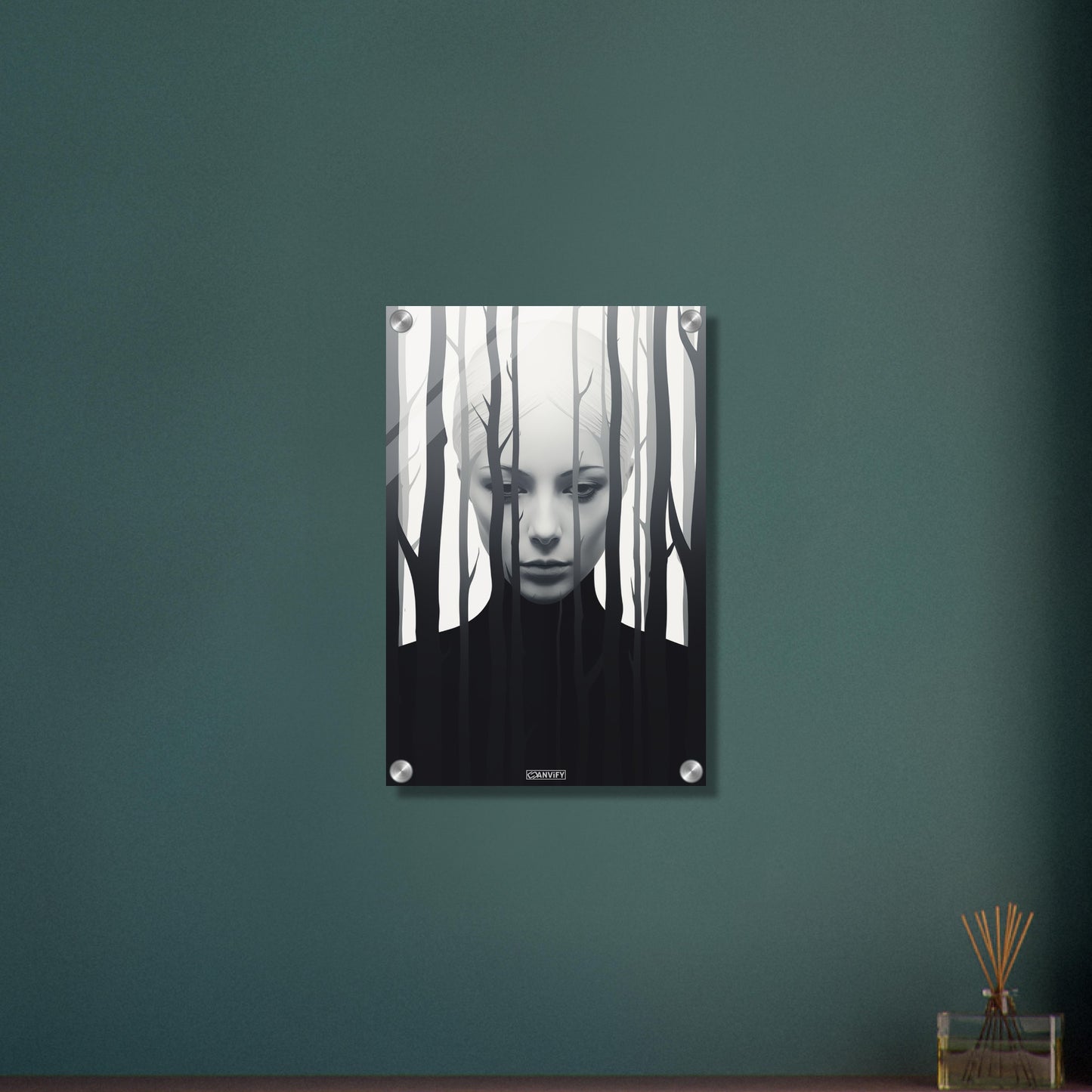 Abstrakter Wald mit einer Frau dahinter in Schwarz und Weißer Farbe auf einem Acrylbild