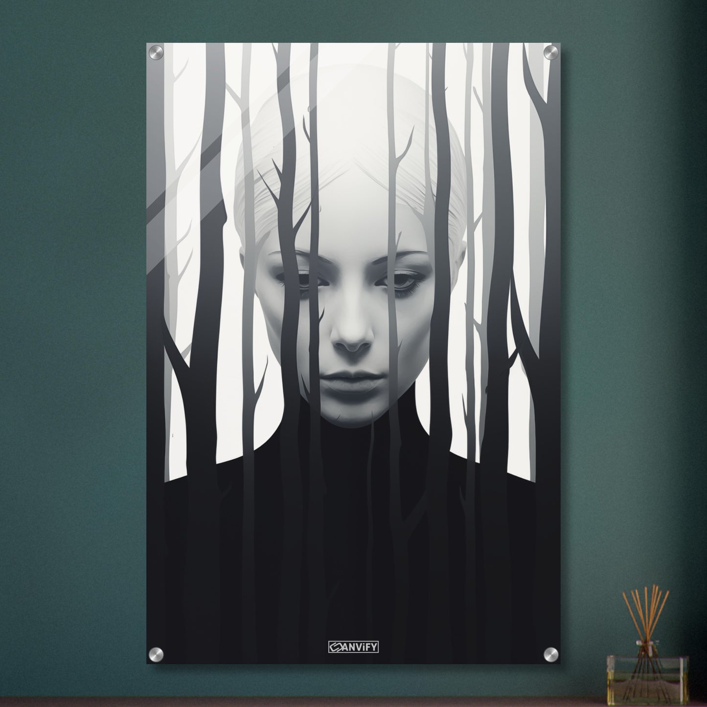 Abstrakter Wald mit einer Frau dahinter in Schwarz und Weißer Farbe auf einem Acrylbild