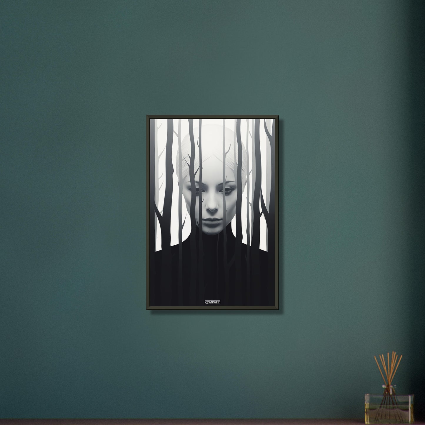Abstrakter Wald mit einer Frau dahinter in Schwarz und Weißer Farbe auf einem Poster im Metallrahmen