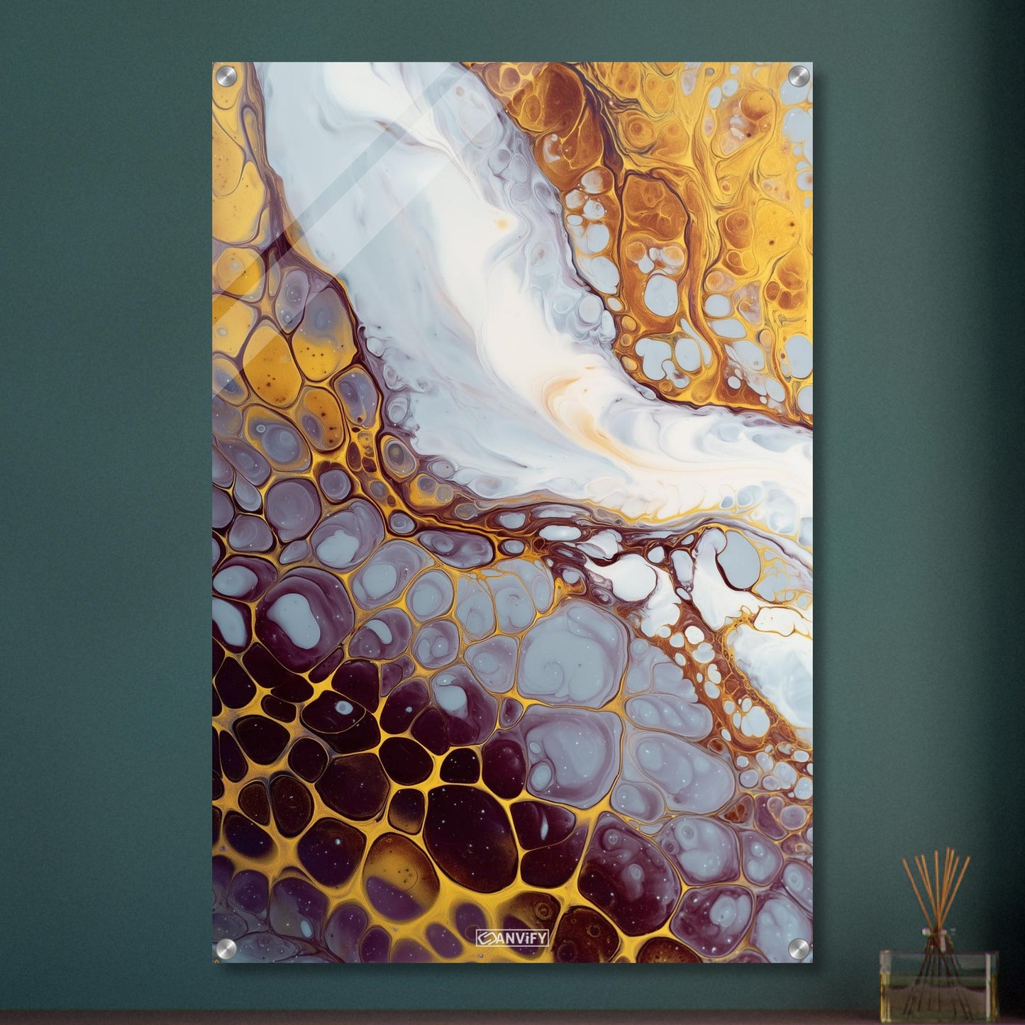 Fluid Art Luxuriöses Weiß mit Goldenen und Lila Akzenten auf einem Acrylbild