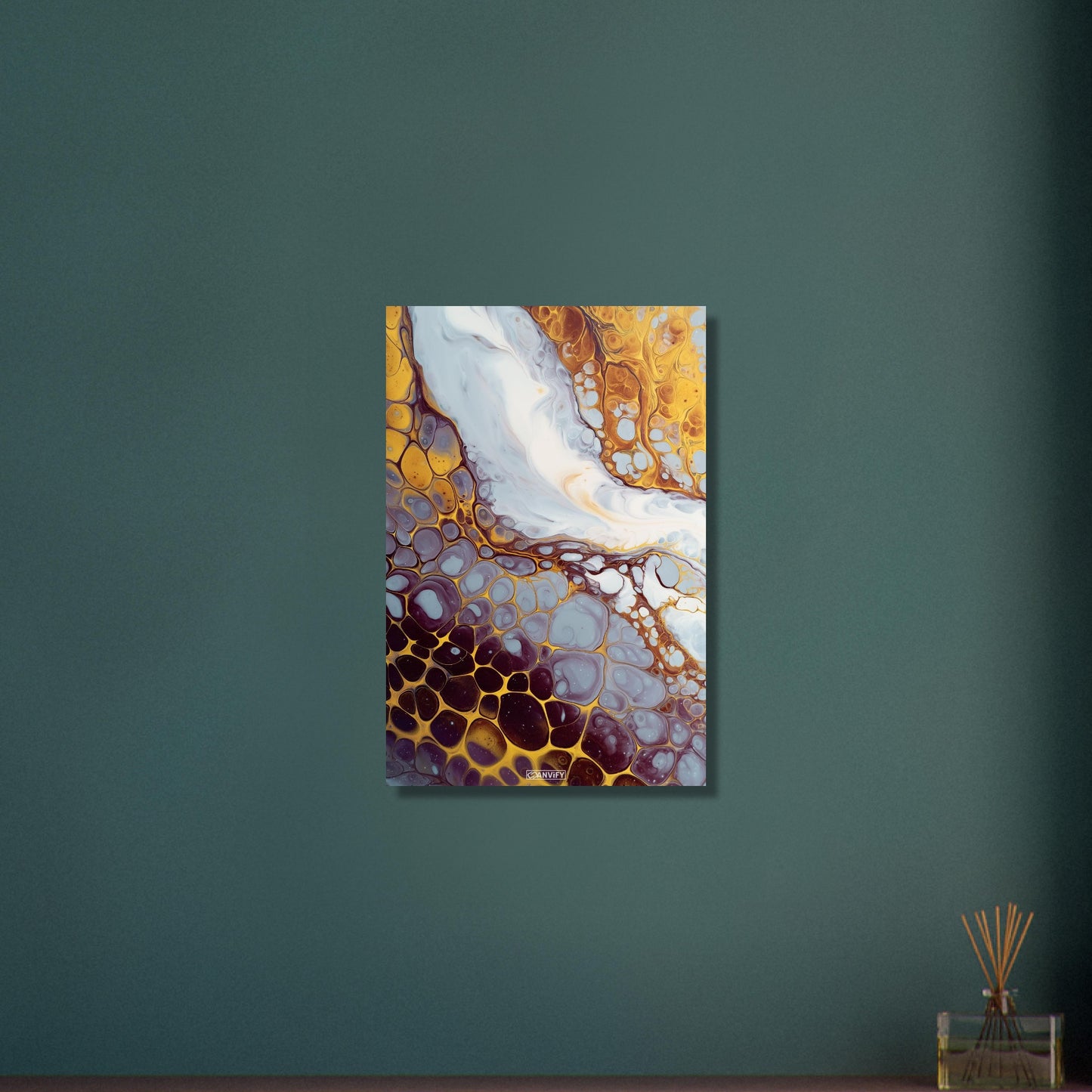 Fluid Art Luxuriöses Weiß mit Goldenen und Lila Akzenten auf Aluminium