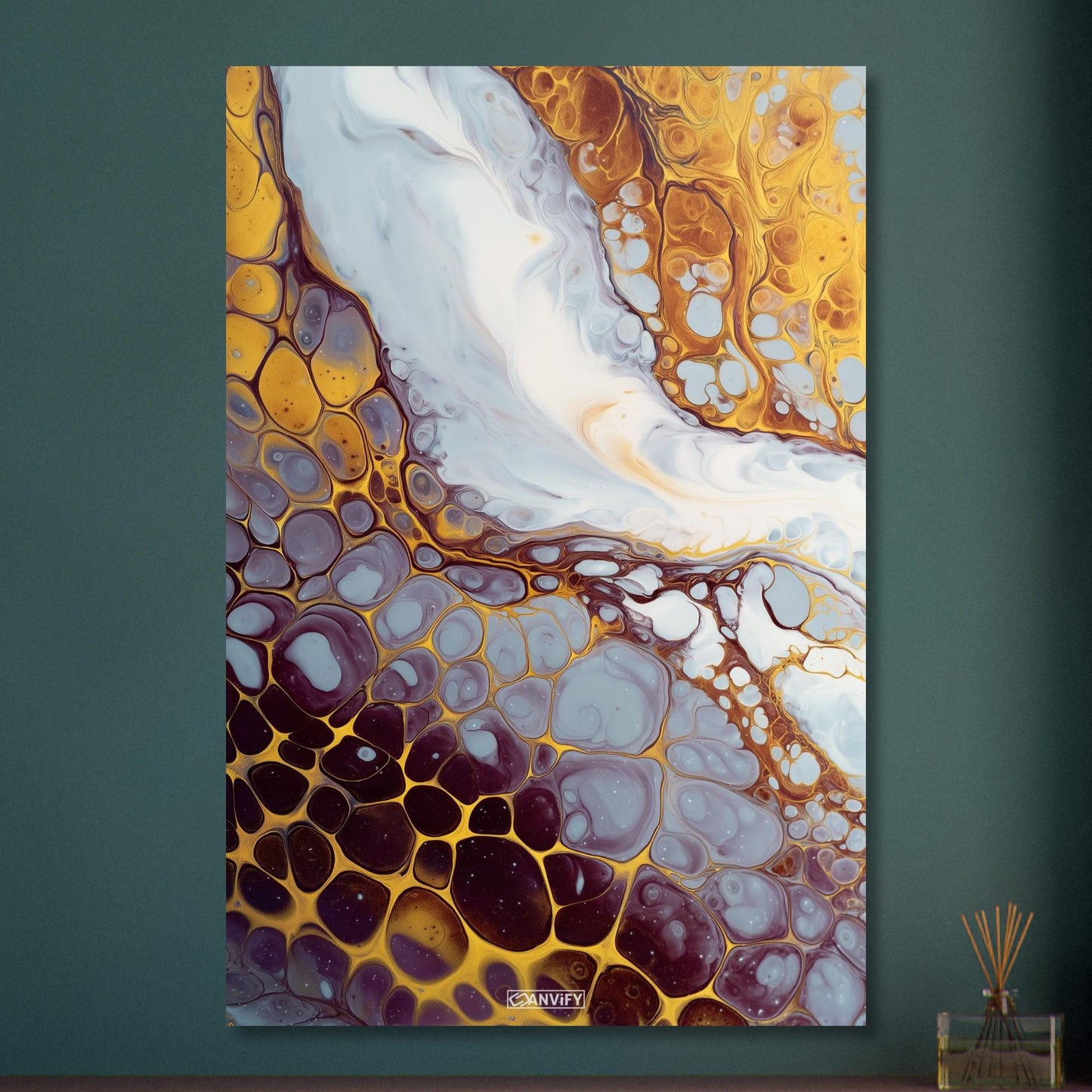 Fluid Art Luxuriöses Weiß mit Goldenen und Lila Akzenten auf Aluminium
