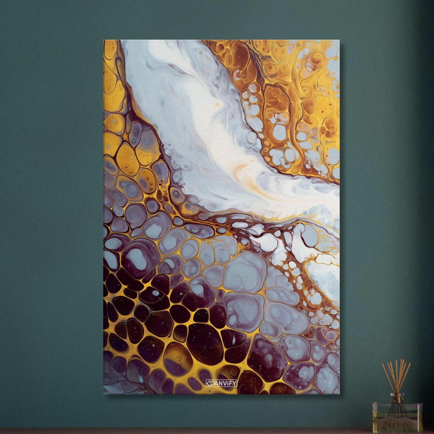Fluid Art Luxuriöses Weiß mit Goldenen und Lila Akzenten auf einer Leinwand