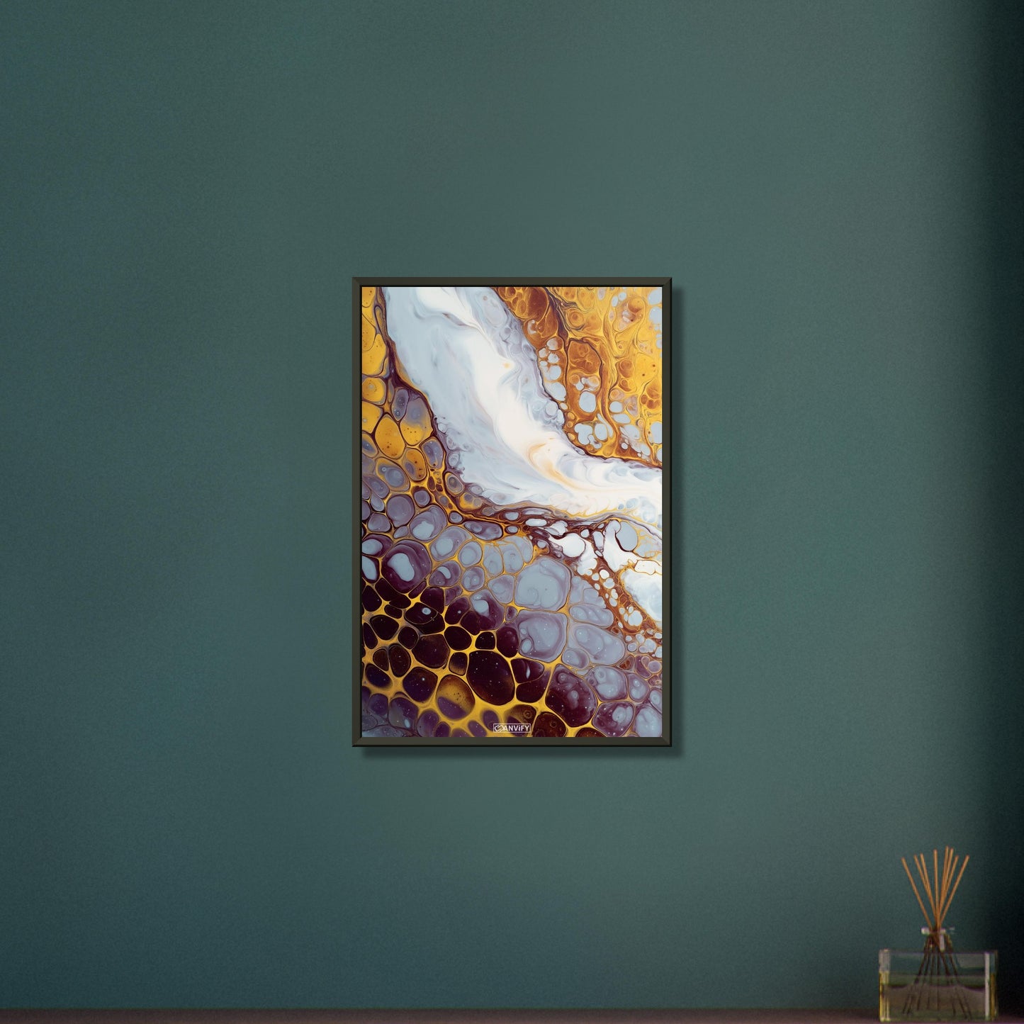 Fluid Art Luxuriöses Weiß mit Goldenen und Lila Akzenten auf einem Poster im Metallrahmen