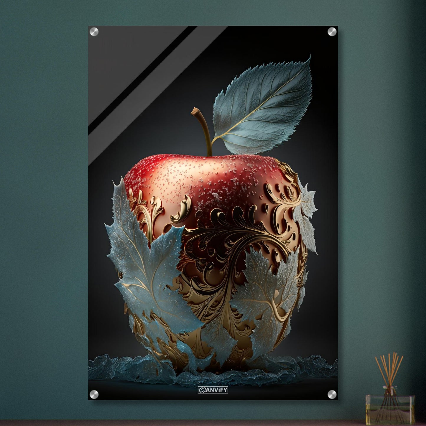 Köstlicher roter Apfel mit Blättern aus Eis und goldenen Akzenten auf einem Acrylbild